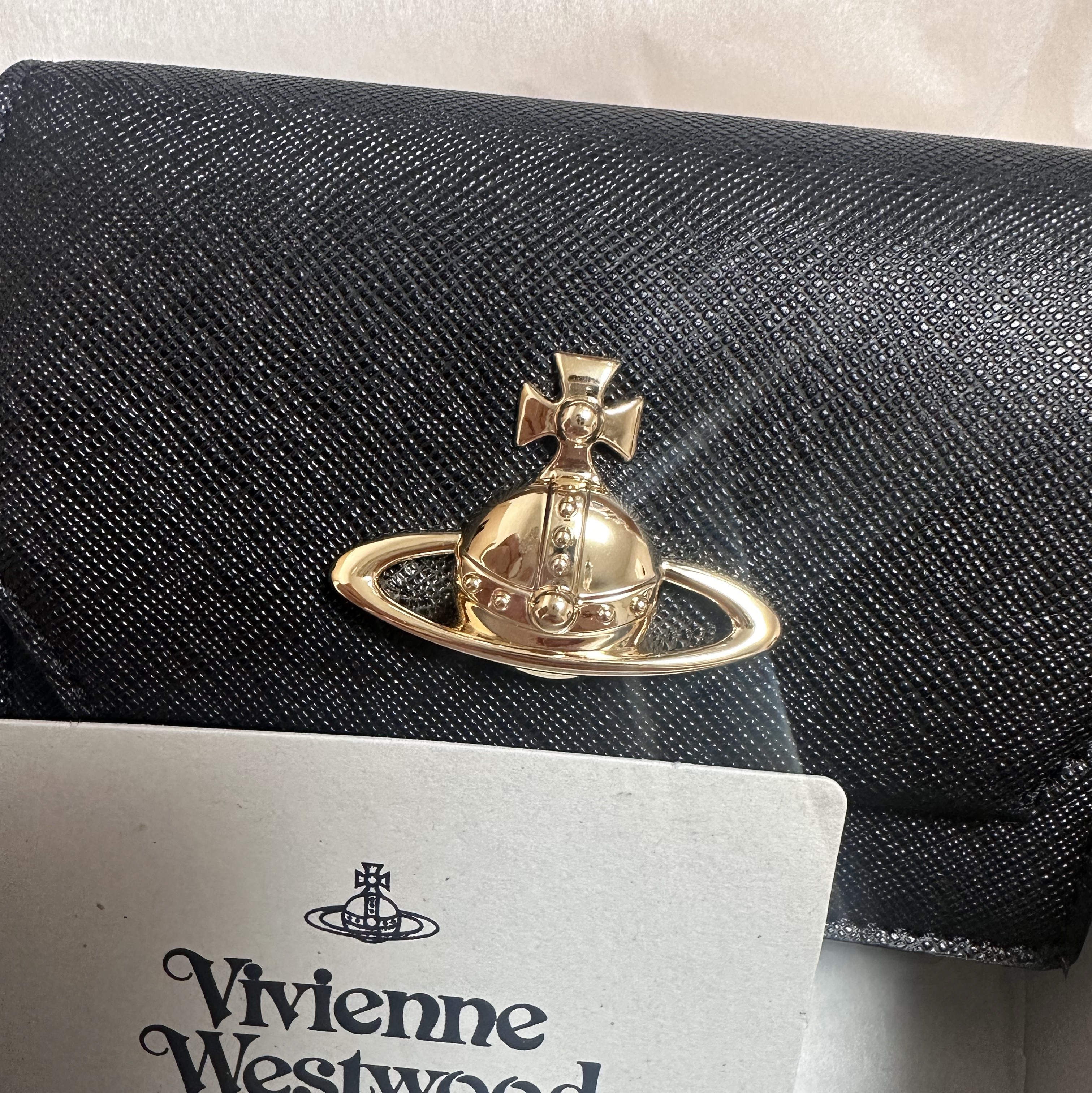 Vivienne Westwood Saffiano Leather Card Holder Black 착용 스타일 - 1