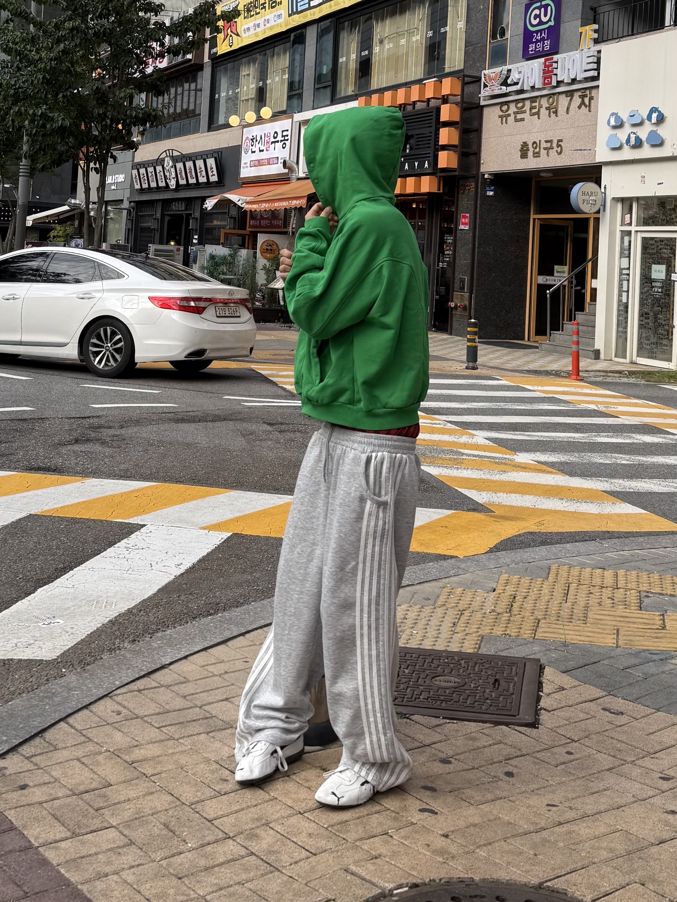 Balenciaga x Puma Speedcat Suede White Black 착용 스타일 - 2