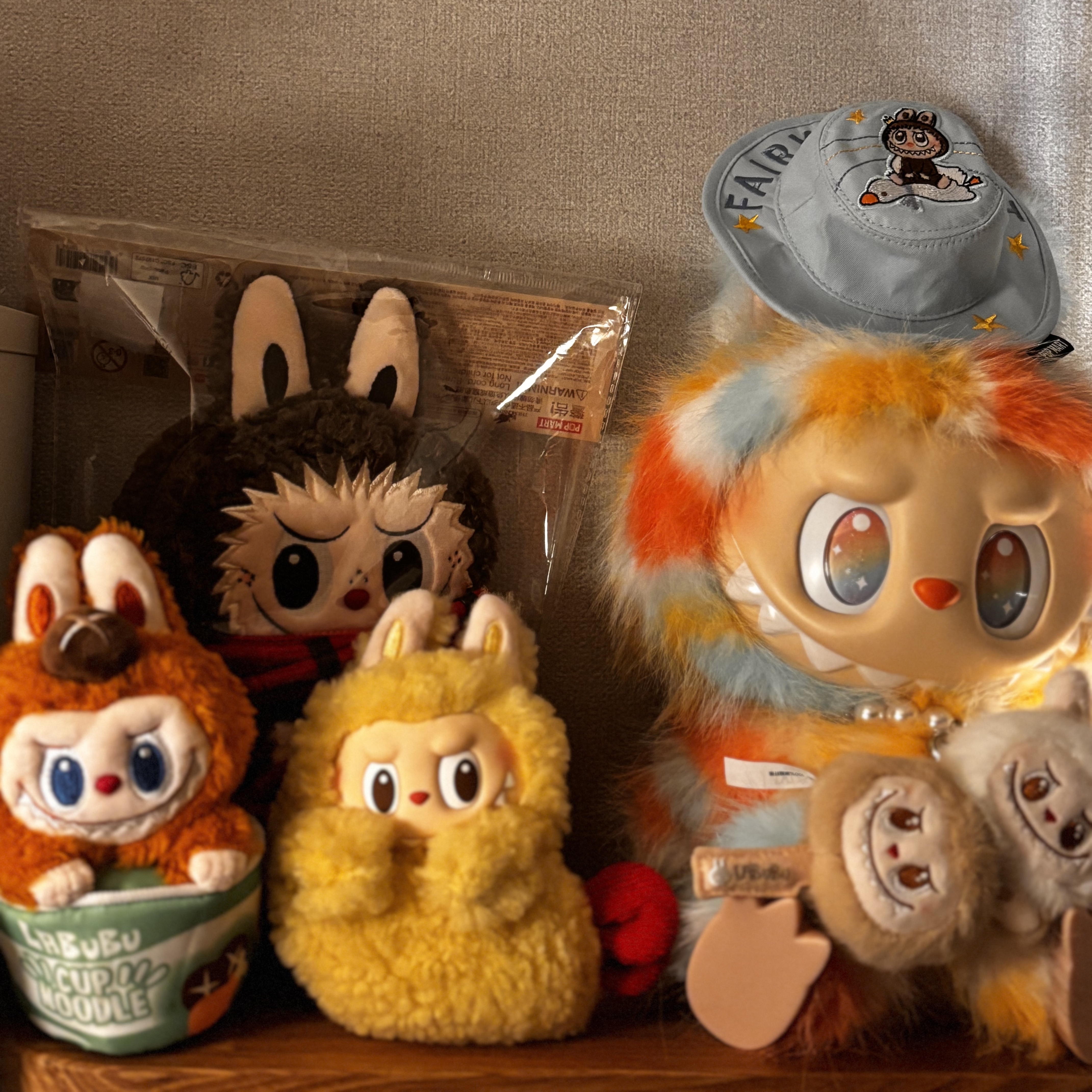 Pop Mart The Monsters Classic Series Plush Doll Shoulder Bag, Pop Mart Labubu The Monsters Wacky Mart Series Earphone Case 착용 스타일