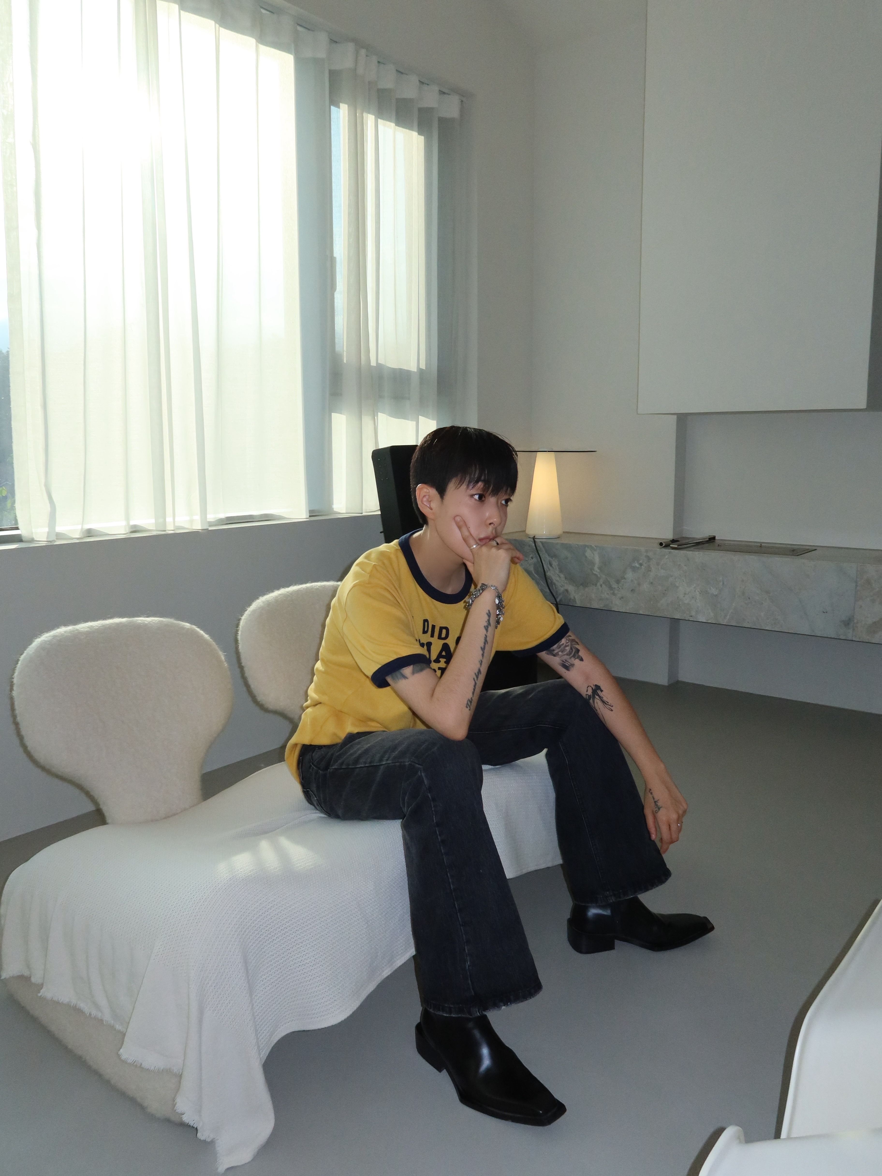 Hono Report Bell Bottom Denim Pants Black 착용 스타일 - 4