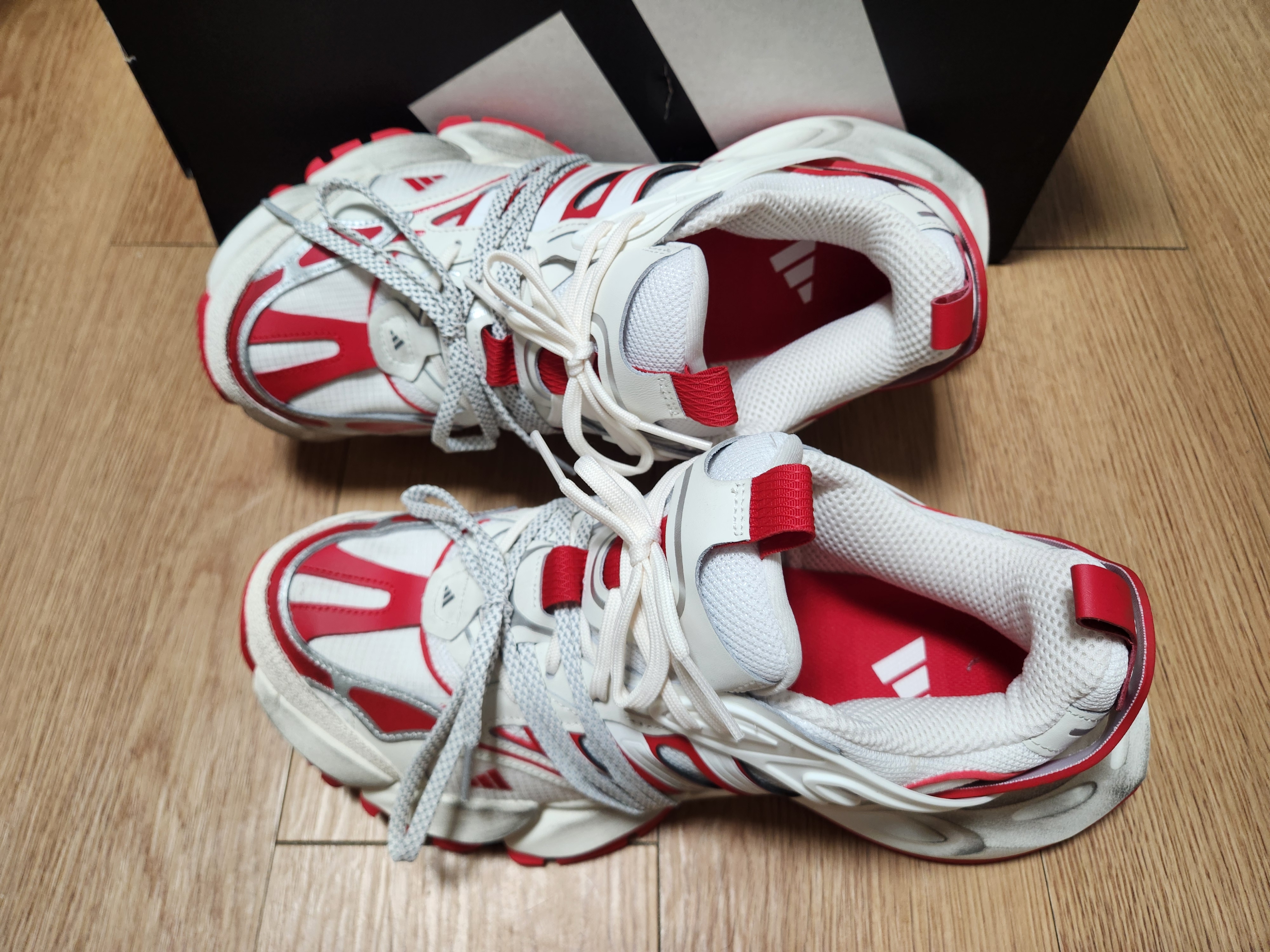 Adidas Vento XLG Deluxe Sneakers White Red 착용 스타일 - 5