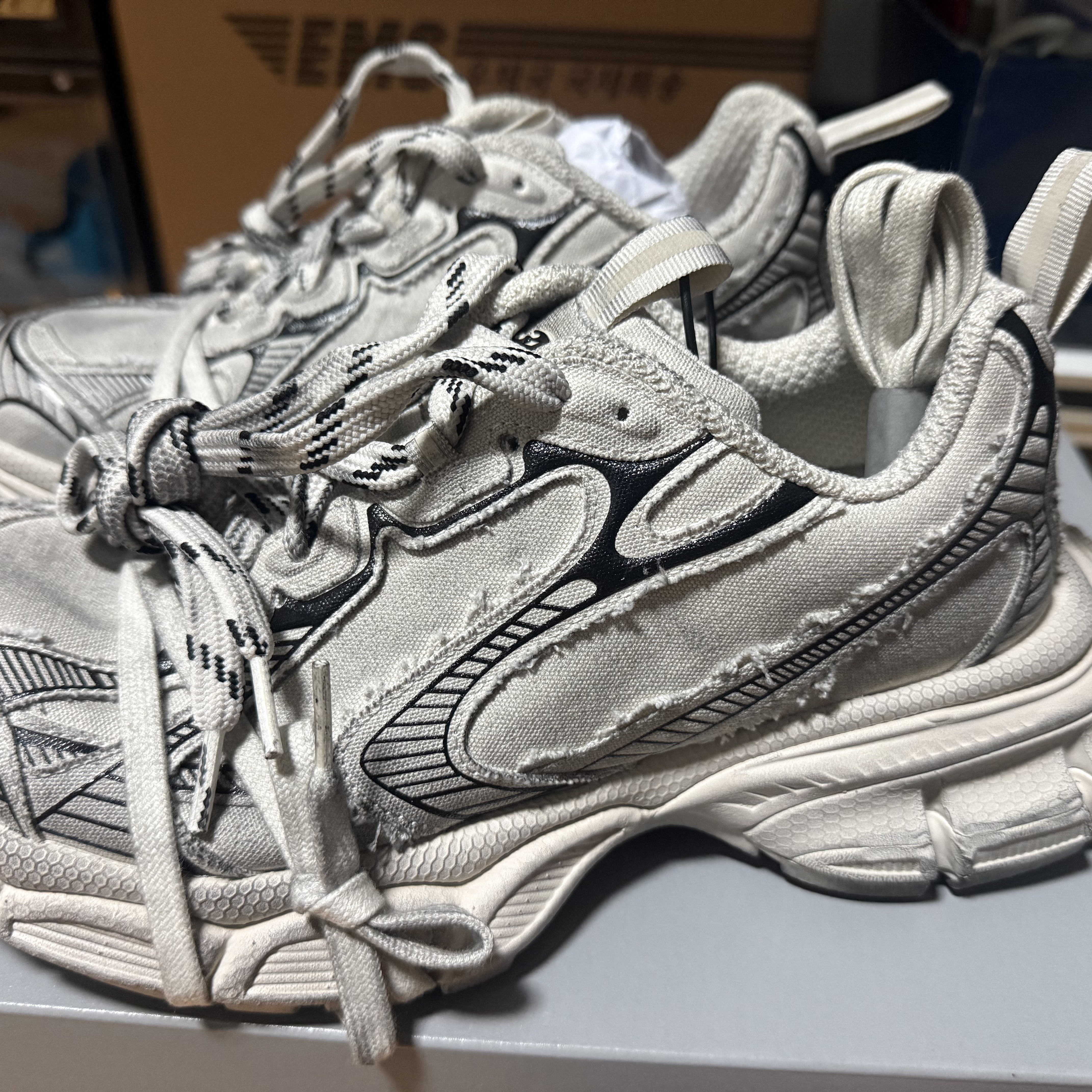 Balenciaga 3XL Sneakers Beige 착용 스타일 - 4
