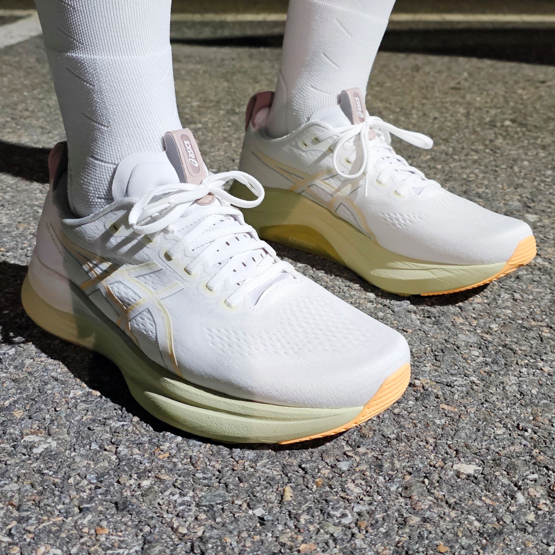 Asics Gel-Kayano 32 White Orange Glow - 4E Extra Wide 착용 스타일