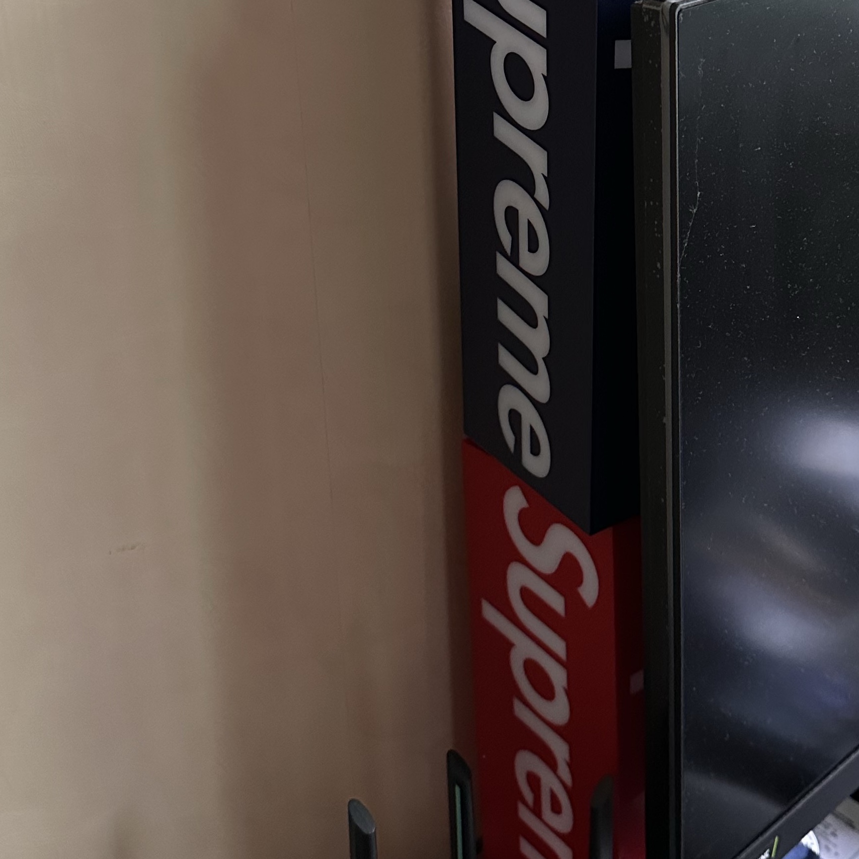 Supreme Box Logo Lamp Red (Korean Ver.) - 23FW, Supreme Box Logo Lamp Blue (Korean Ver.) - 23FW 착용 스타일