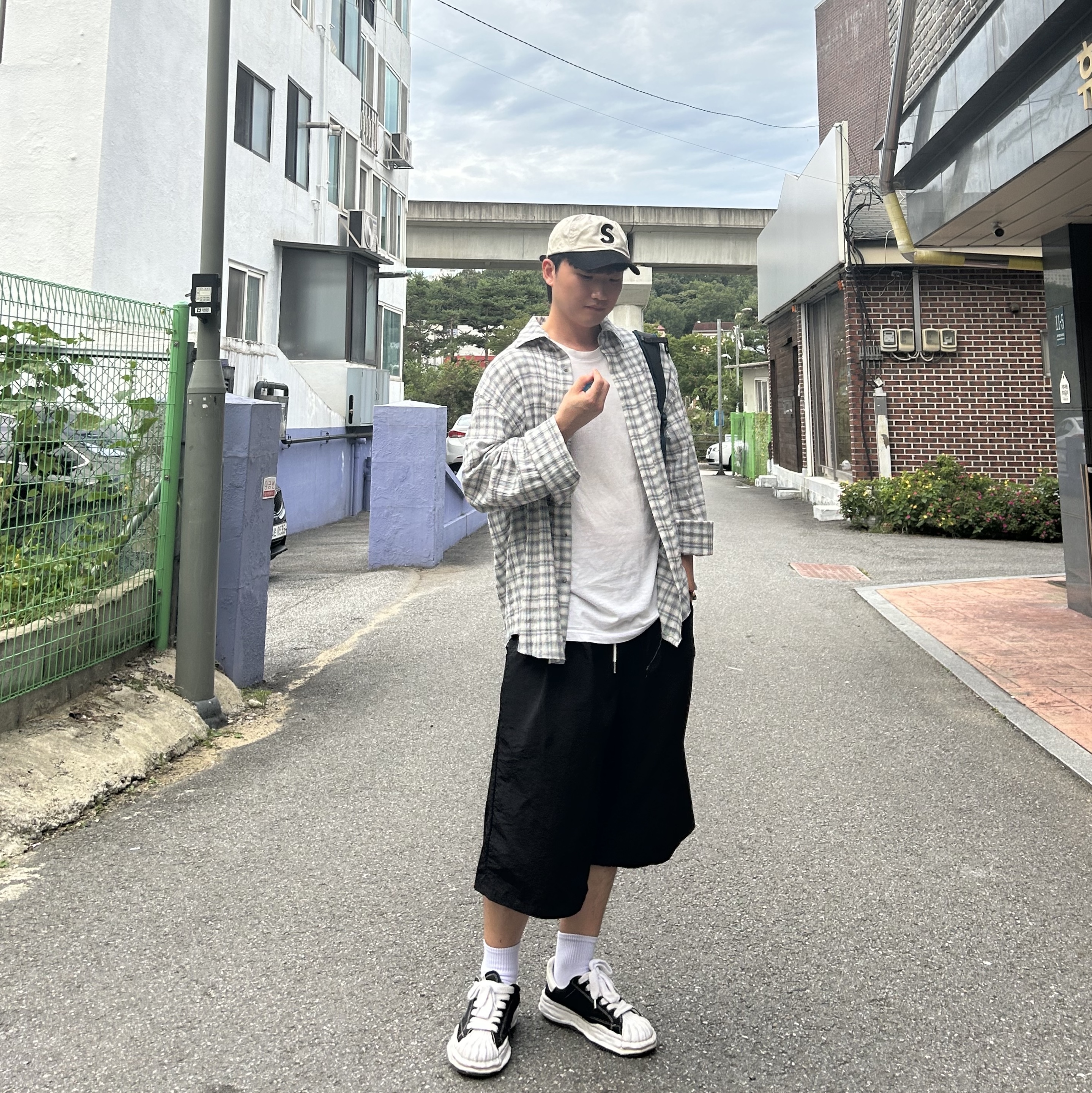 Supreme 2-Tone S Logo 6-Panel Stone - 24SS, Undermycar MU.138 Circle Logo Basic Long Sleeve Check Shirts Light Gray 착용 스타일 - 1