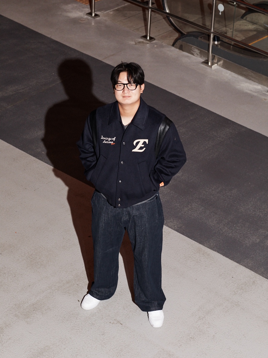 Satur x Hanwha Eagles Percy Wool Varsity Jacket Navy, Satur x Hanwha Eagles Percy Wool Varsity Jacket Brown 착용 스타일 - 4