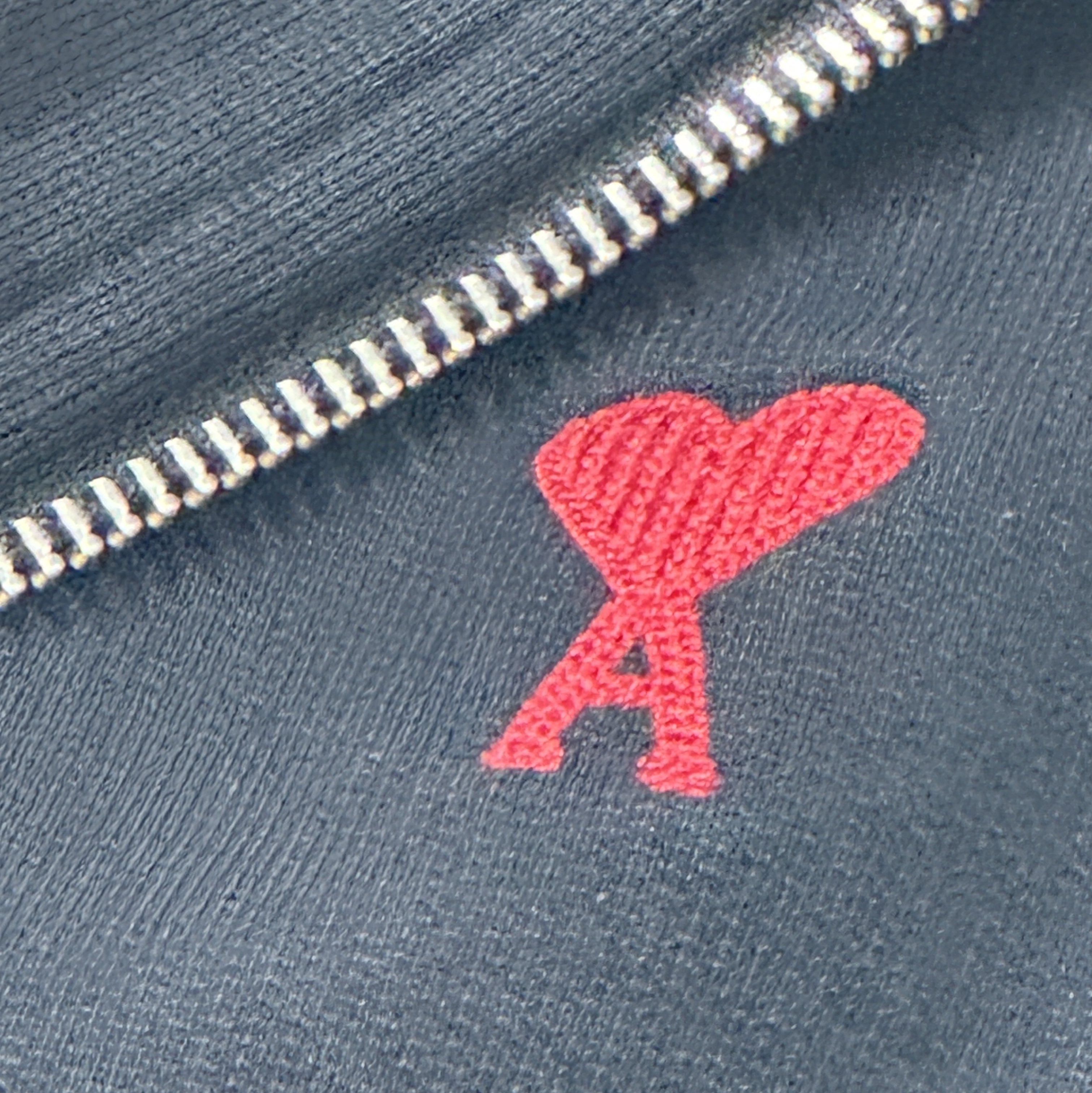 AMI de Coeur Loopback Oragnic Cotton Fleece Zipped Hoodie Black 착용 스타일