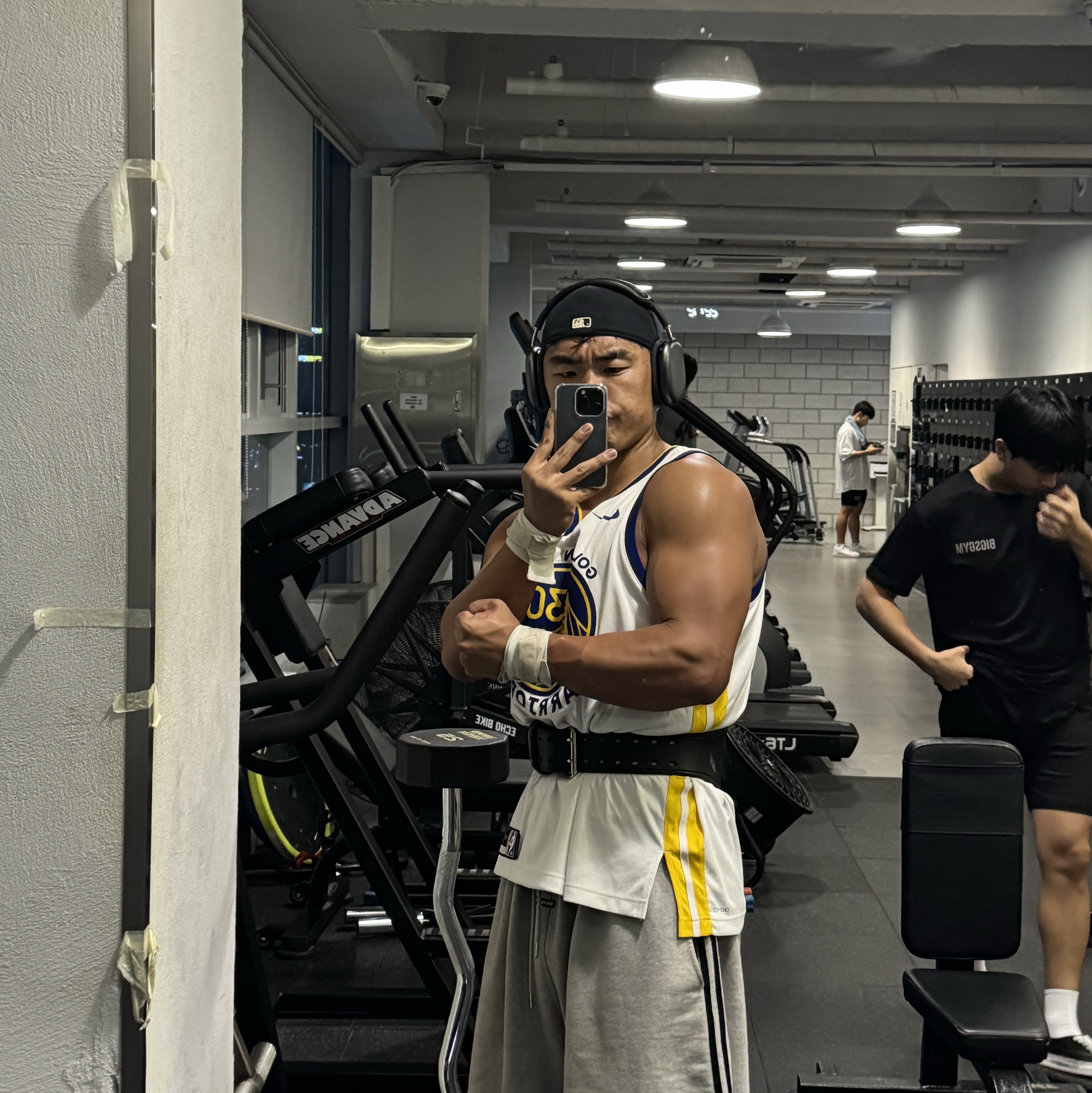 Nike Stephen Curry Golden State Warriors Association Edition 2022/23 NBA Swingman Jersey White, Apple AirPods Max Lightning Space Gray (Korean Ver.) 착용 스타일
