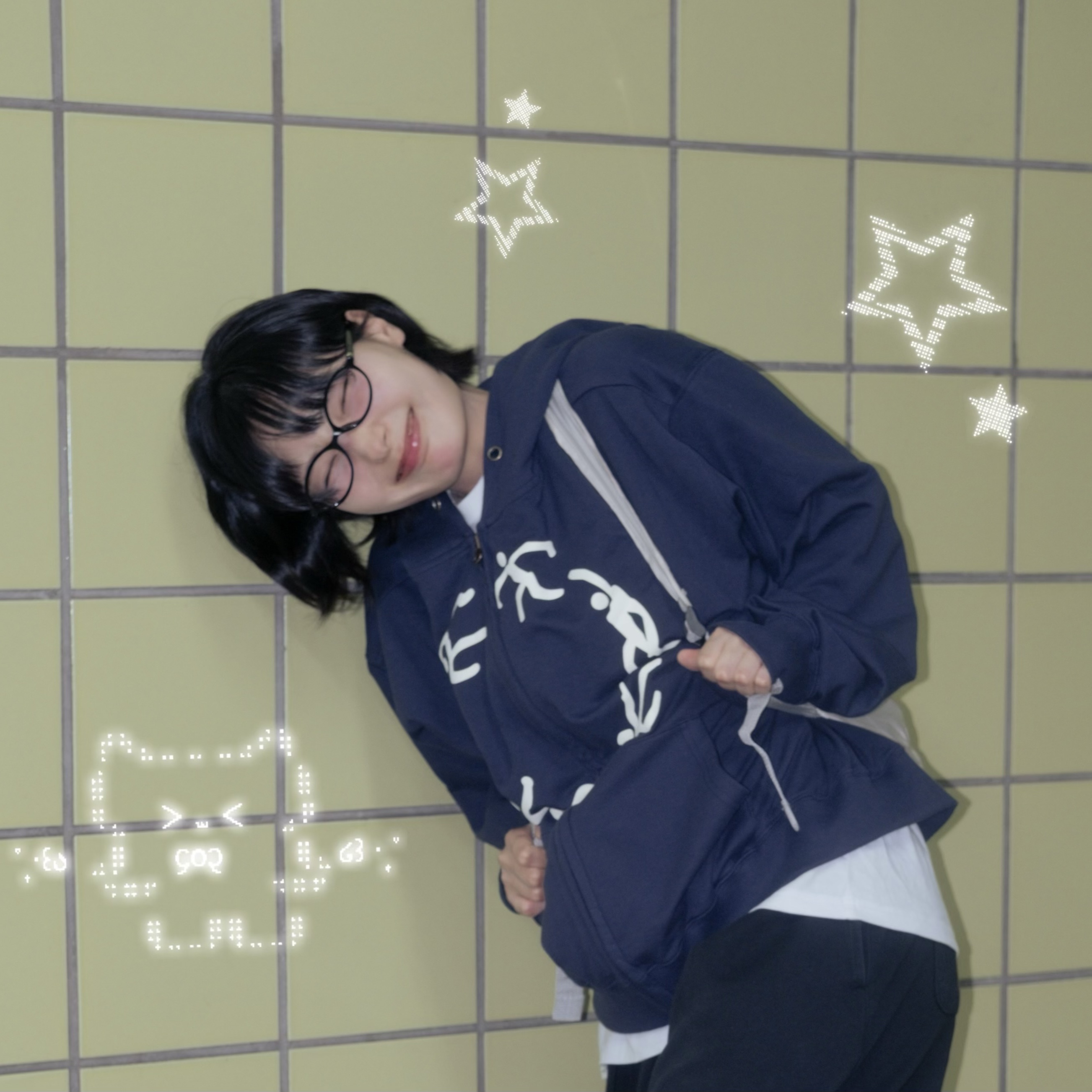 AMOU Dancing Circle Crop Hoodie Zip-Up Navy, AMOU Dancing Circle Crop Hoodie Zip-Up Brown 착용 스타일 - 3