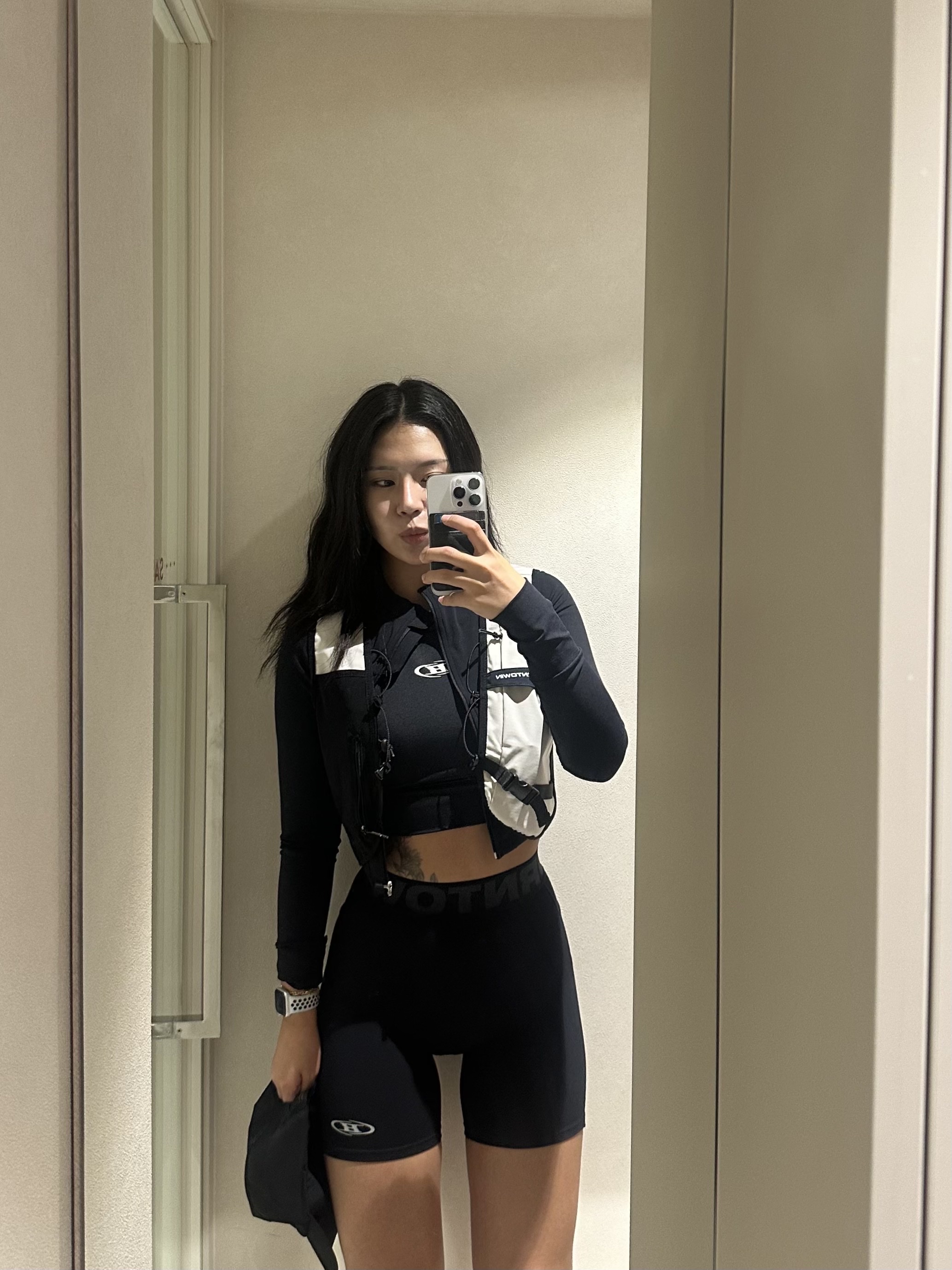 BORN TO WIN Chrome Vest Bag Ivory, BORN TO WIN Outband 3.5 Biker Shorts Black 착용 스타일 - 1