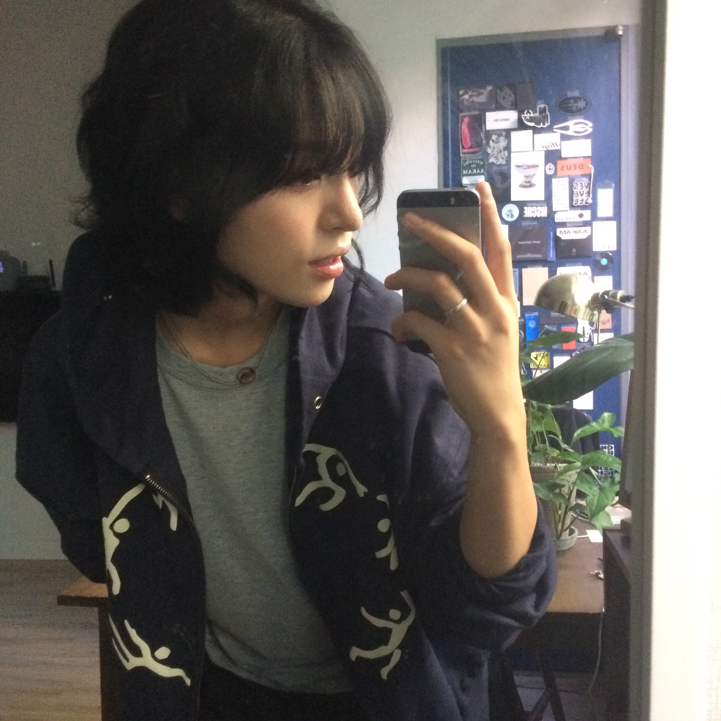 AMOU Dancing Circle Crop Hoodie Zip-Up Navy, AMOU Dancing Circle Crop Hoodie Zip-Up Brown 착용 스타일 - 1