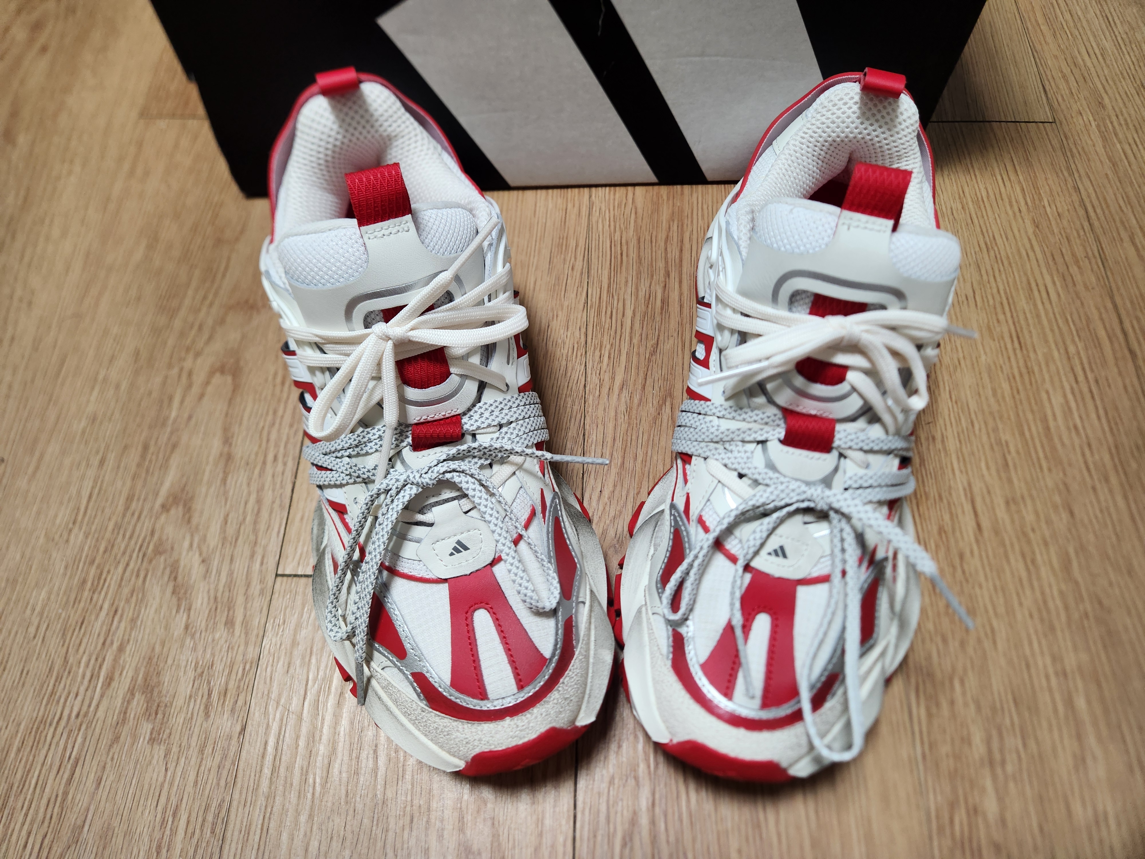 Adidas Vento XLG Deluxe Sneakers White Red 착용 스타일 - 3