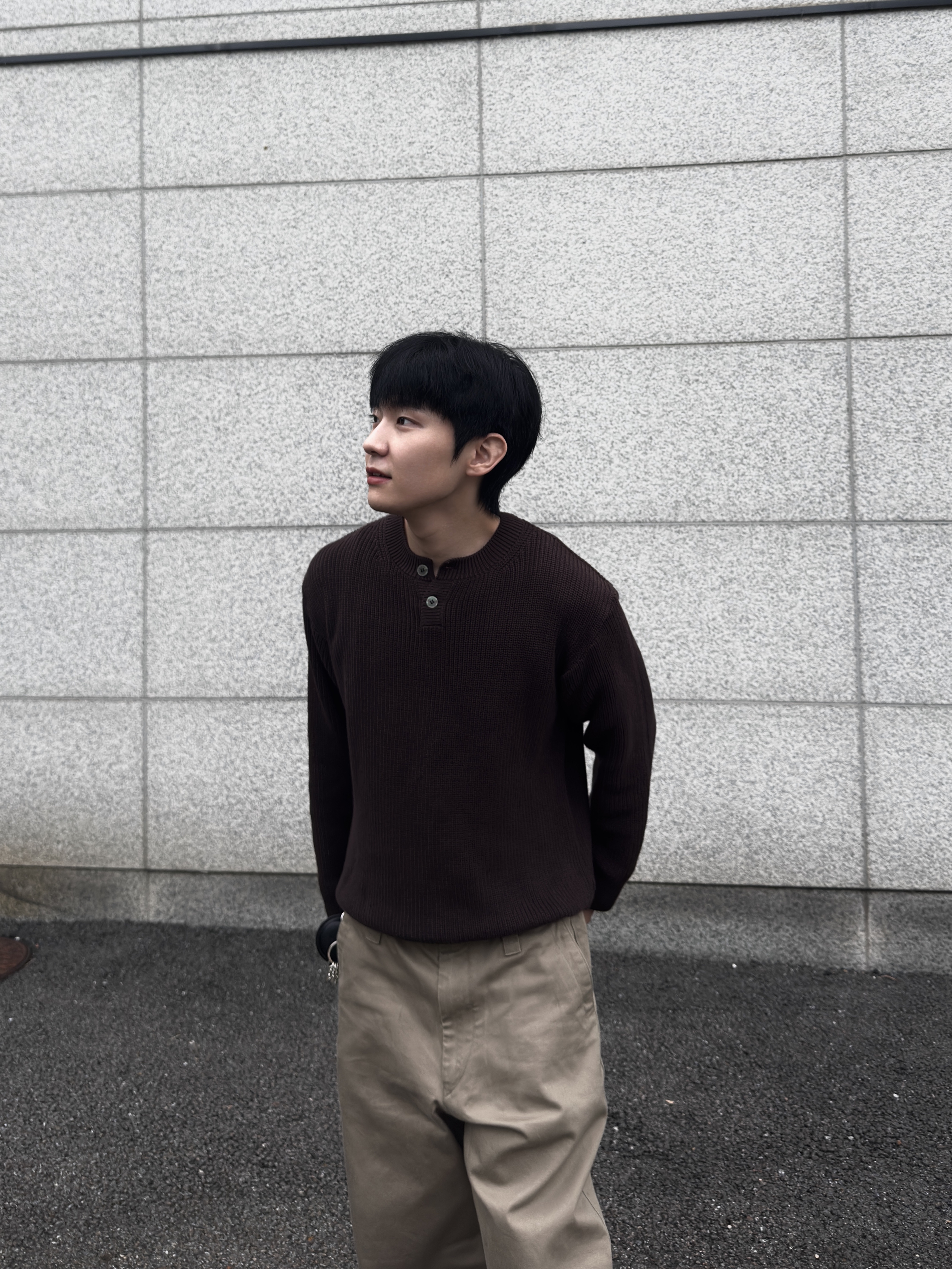 Knitted Cotton Henley Neck Waffle Knit Brown 착용 스타일 - 2