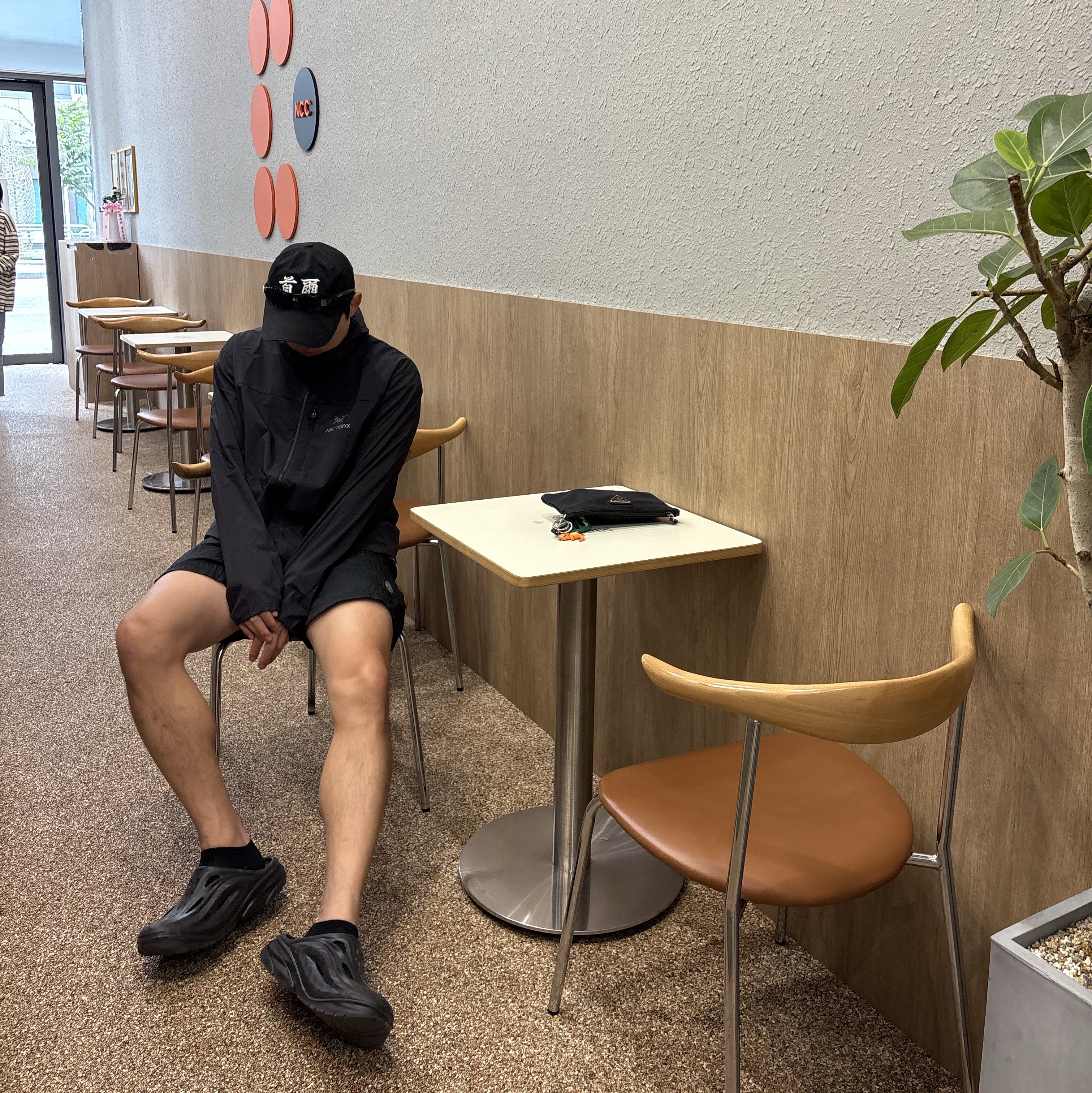 Arc'teryx Squamish Hoody Black, Montbell Trekking Glasses Black Grey 착용 스타일