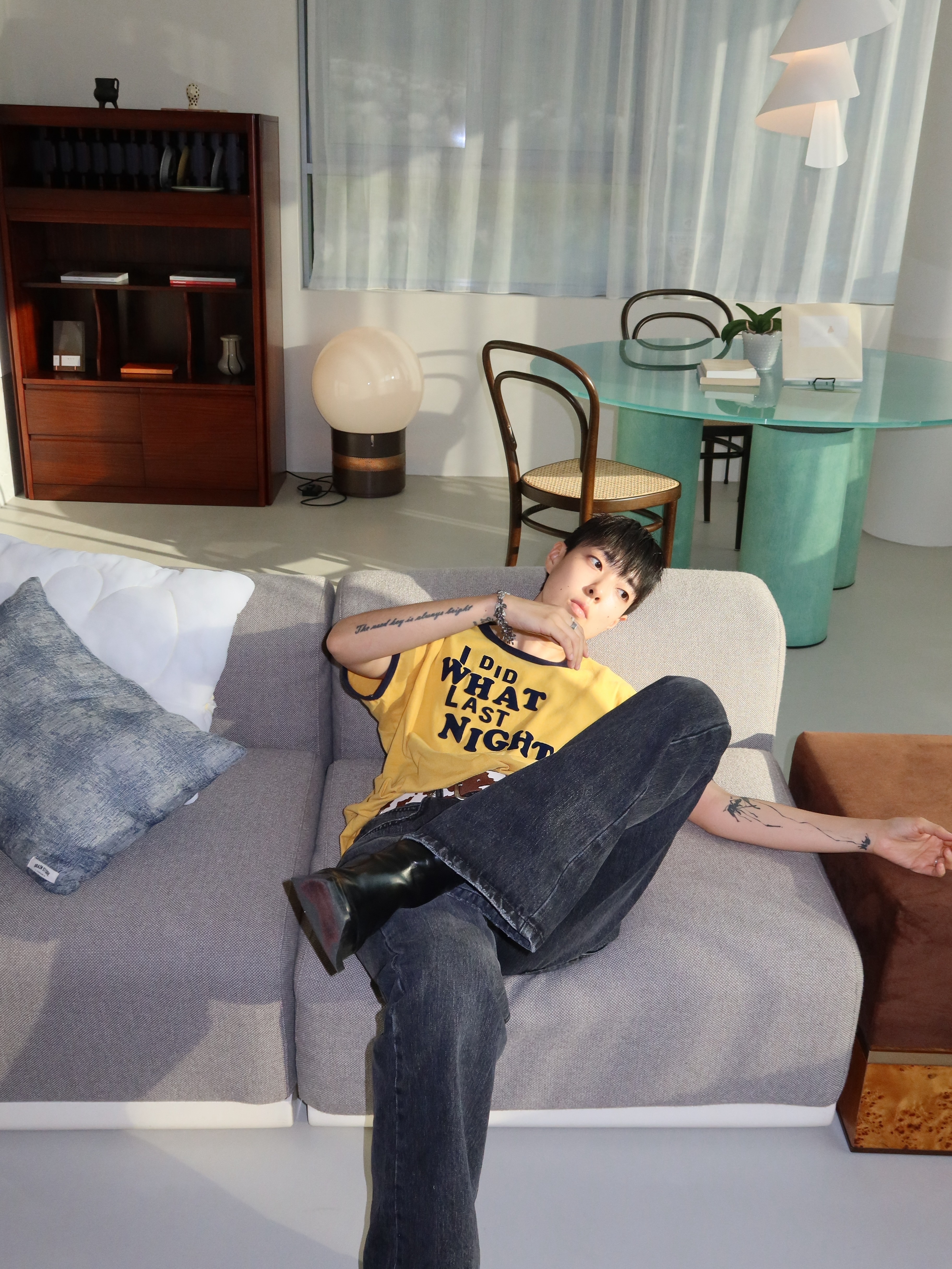 Hono Report Bell Bottom Denim Pants Black 착용 스타일 - 3