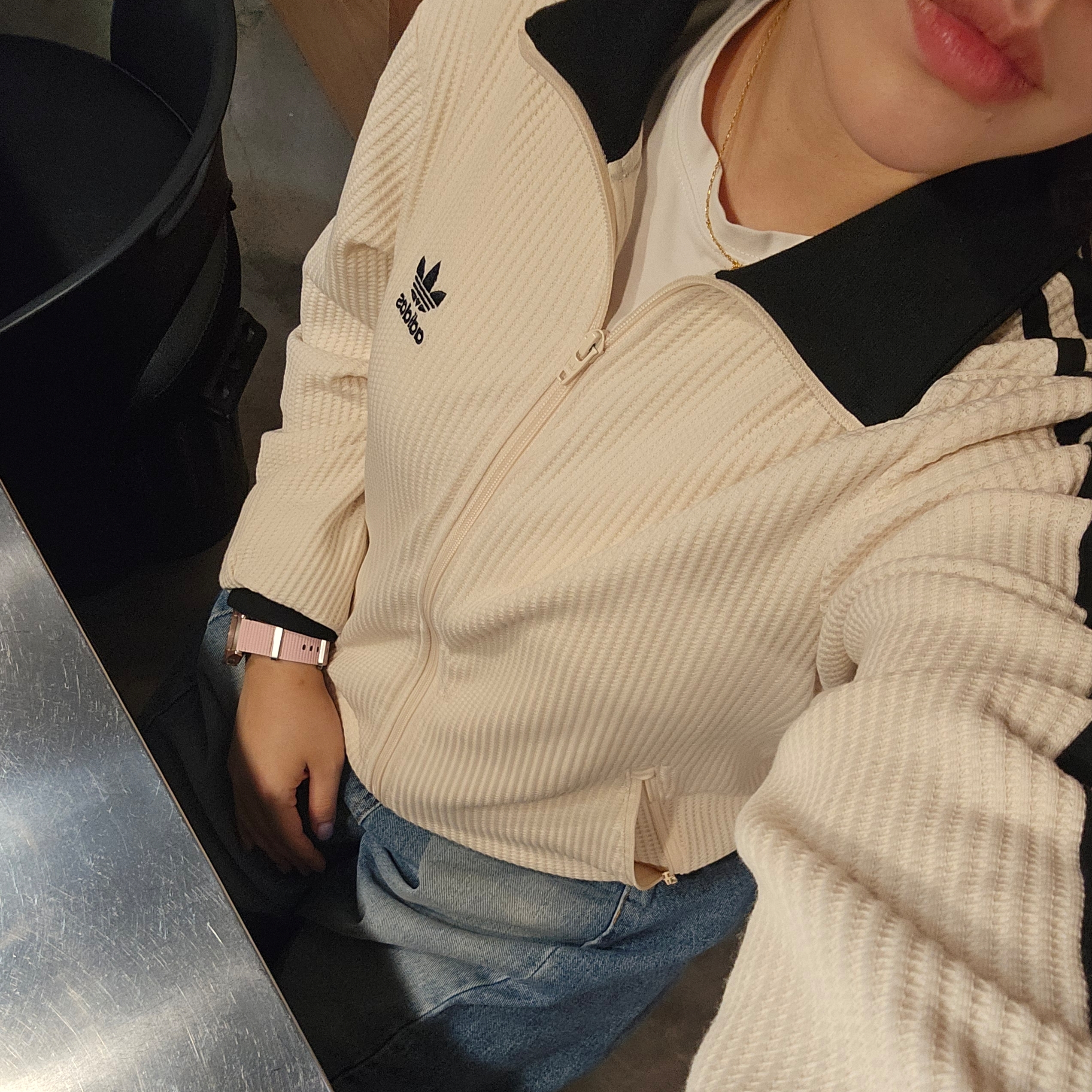 Adidas Waffle Beckenbauer Track Top Wonder White - KR Sizing, (W) Van Cleef & Arpels Vintage Alhambra Pendant Guilloche Yellow Gold 착용 스타일 - 2