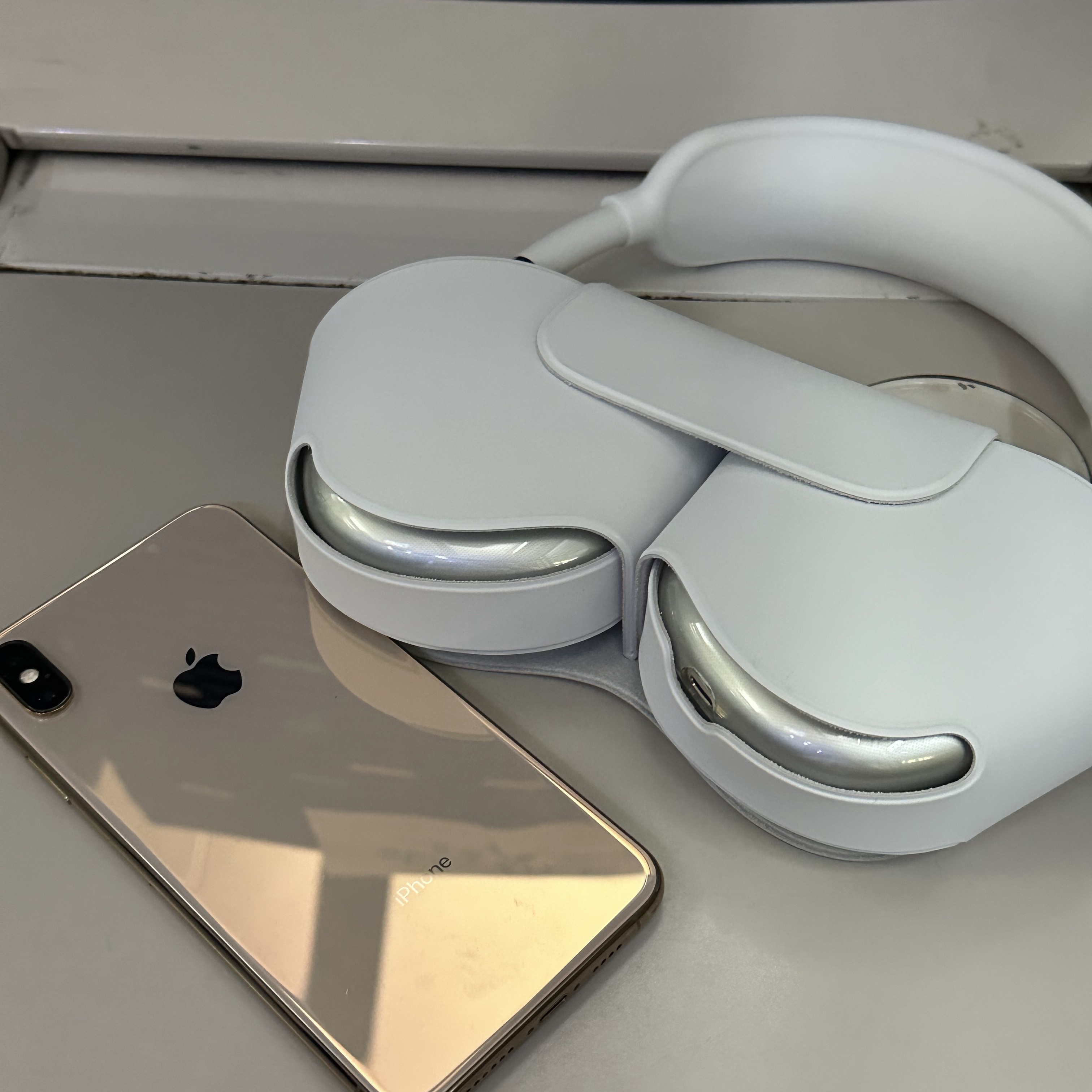 Apple AirPods Max Lightning Silver (Korean Ver.) 착용 스타일 - 2