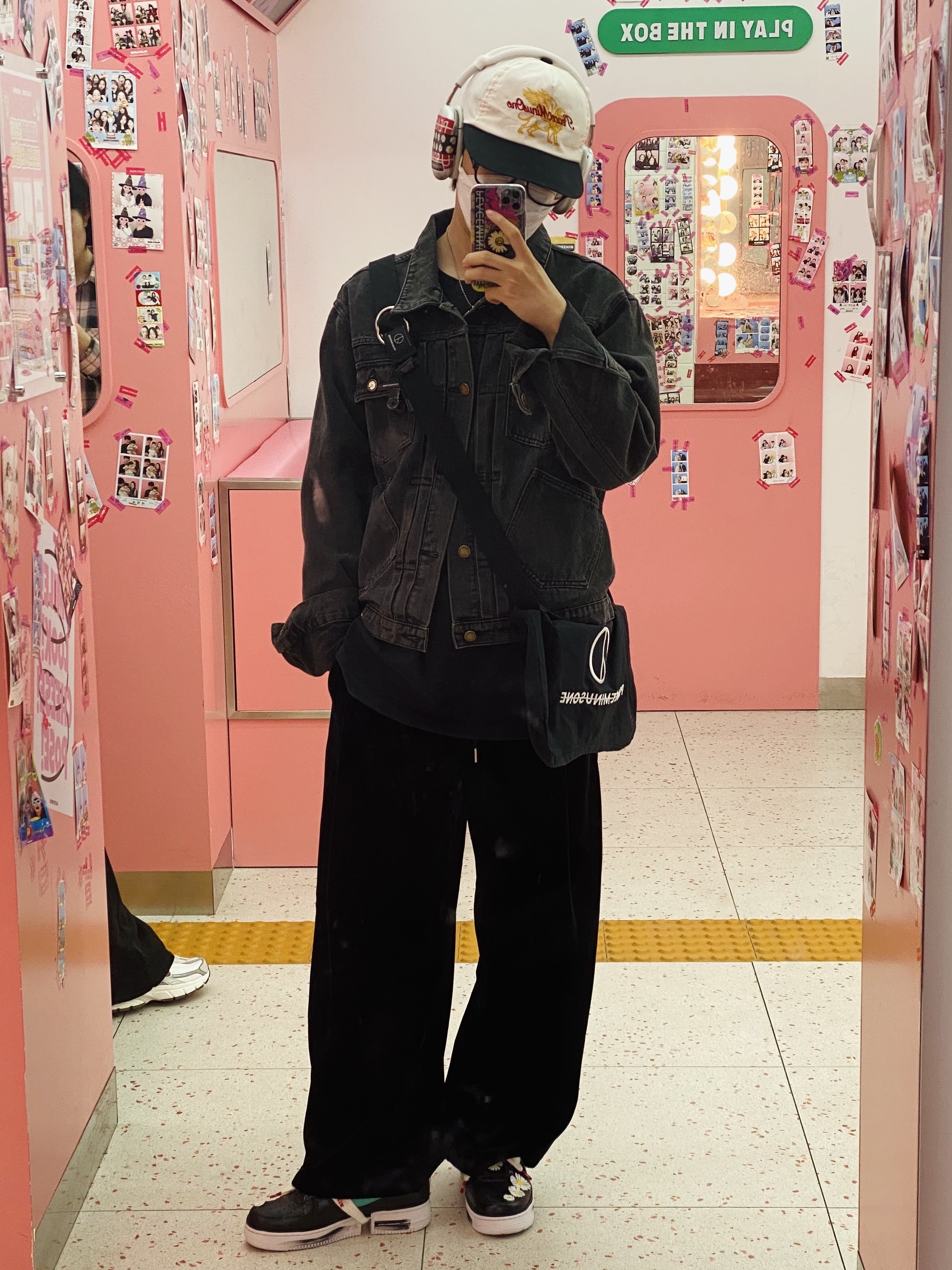 Peaceminusone Phone Pop Up Grip #2 Black, Nike x Peaceminusone Air Force 1 Low Para-Noise 3.0 Black and Multicolor 착용 스타일 - 1