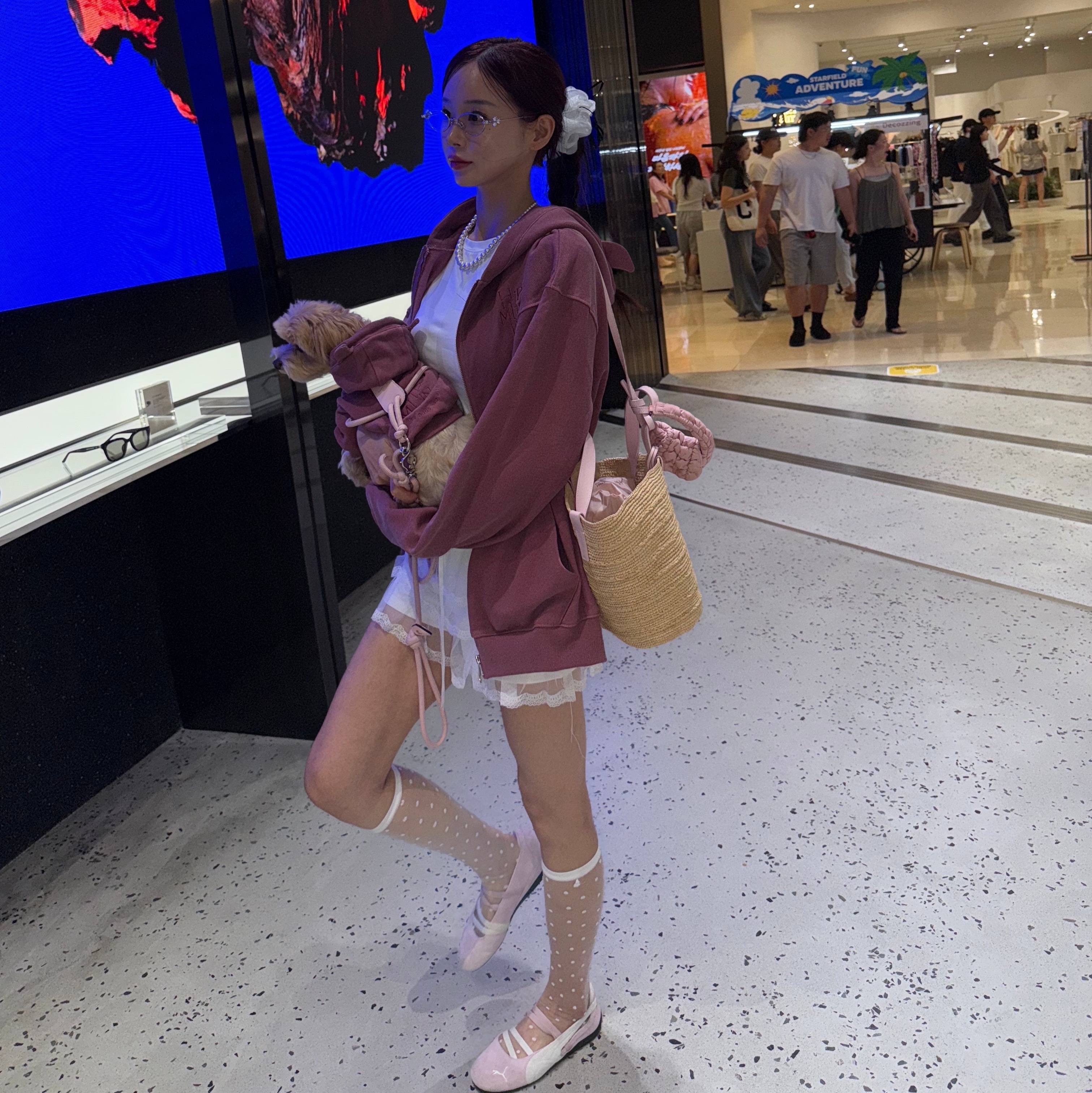 Celine Teen Supple Celine Classic Panier in Raffia and Calfskin Bleached Pink, (W) Puma Speedcat Ballet Suede Whisp of Pink Puma White 착용 스타일 - 2