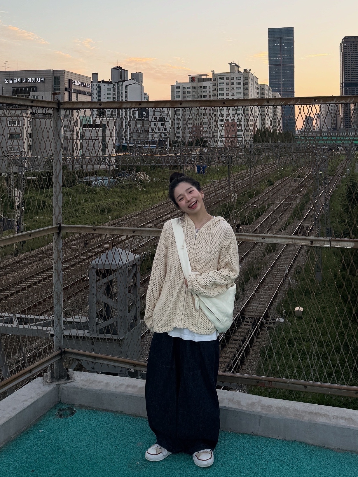 Stussy Mesh Zip Hoodie Natural, Lemaire Large Croissant Bag Soft Nappa Leather White 착용 스타일