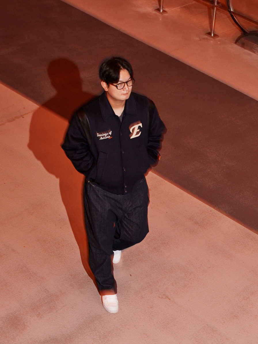 Satur x Hanwha Eagles Percy Wool Varsity Jacket Navy, Satur x Hanwha Eagles Percy Wool Varsity Jacket Brown 착용 스타일 - 1