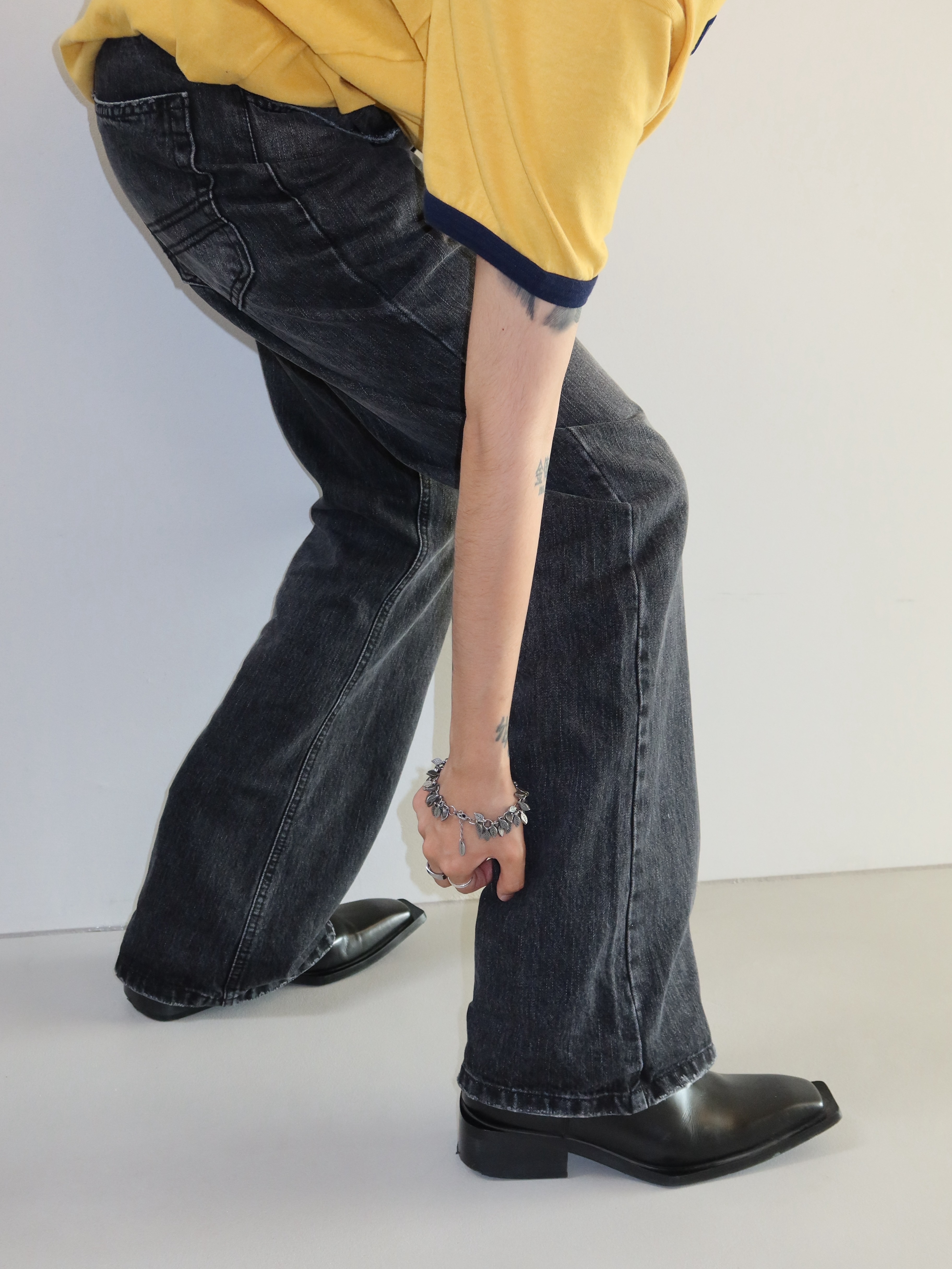 Hono Report Bell Bottom Denim Pants Black 착용 스타일 - 5