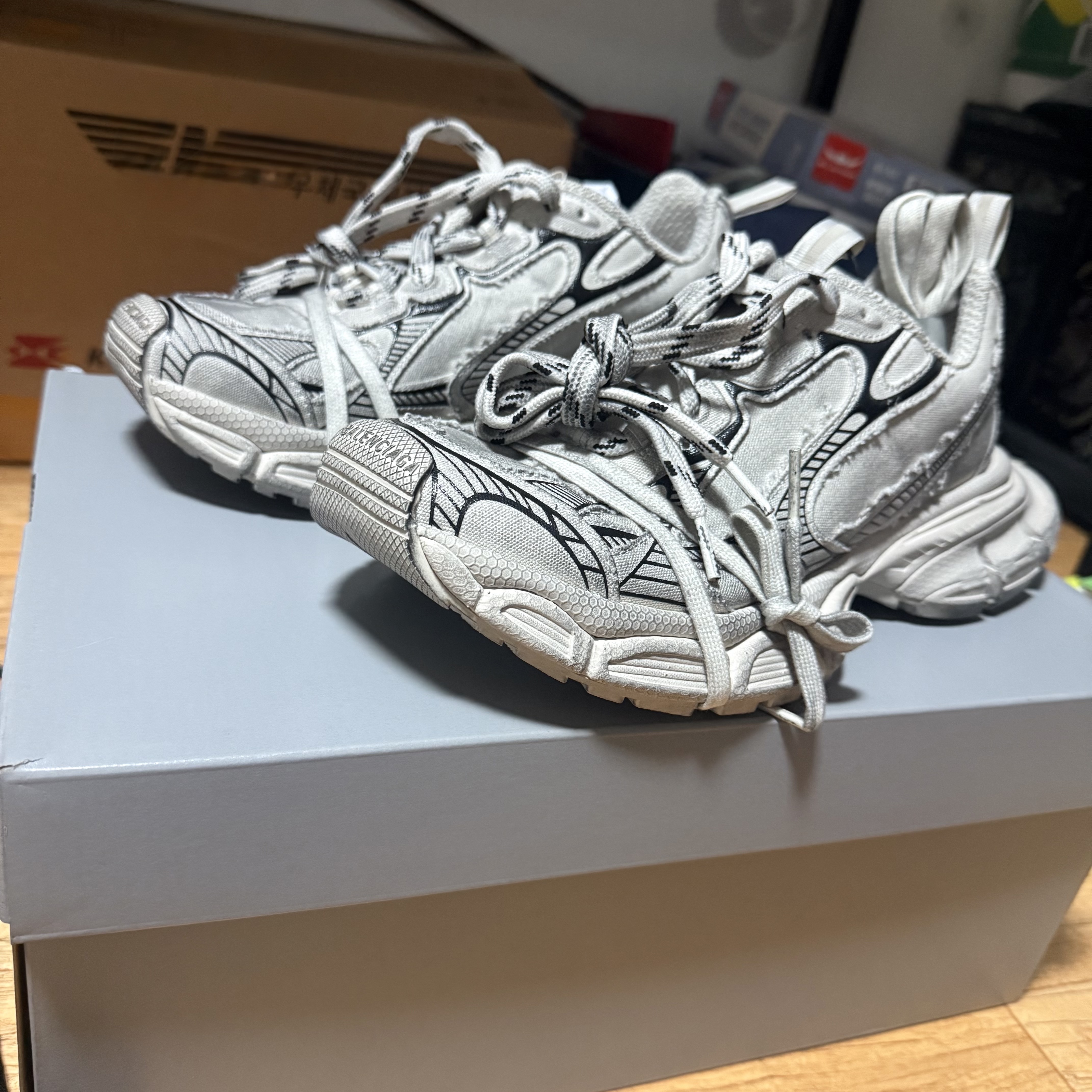 Balenciaga 3XL Sneakers Beige 착용 스타일 - 3