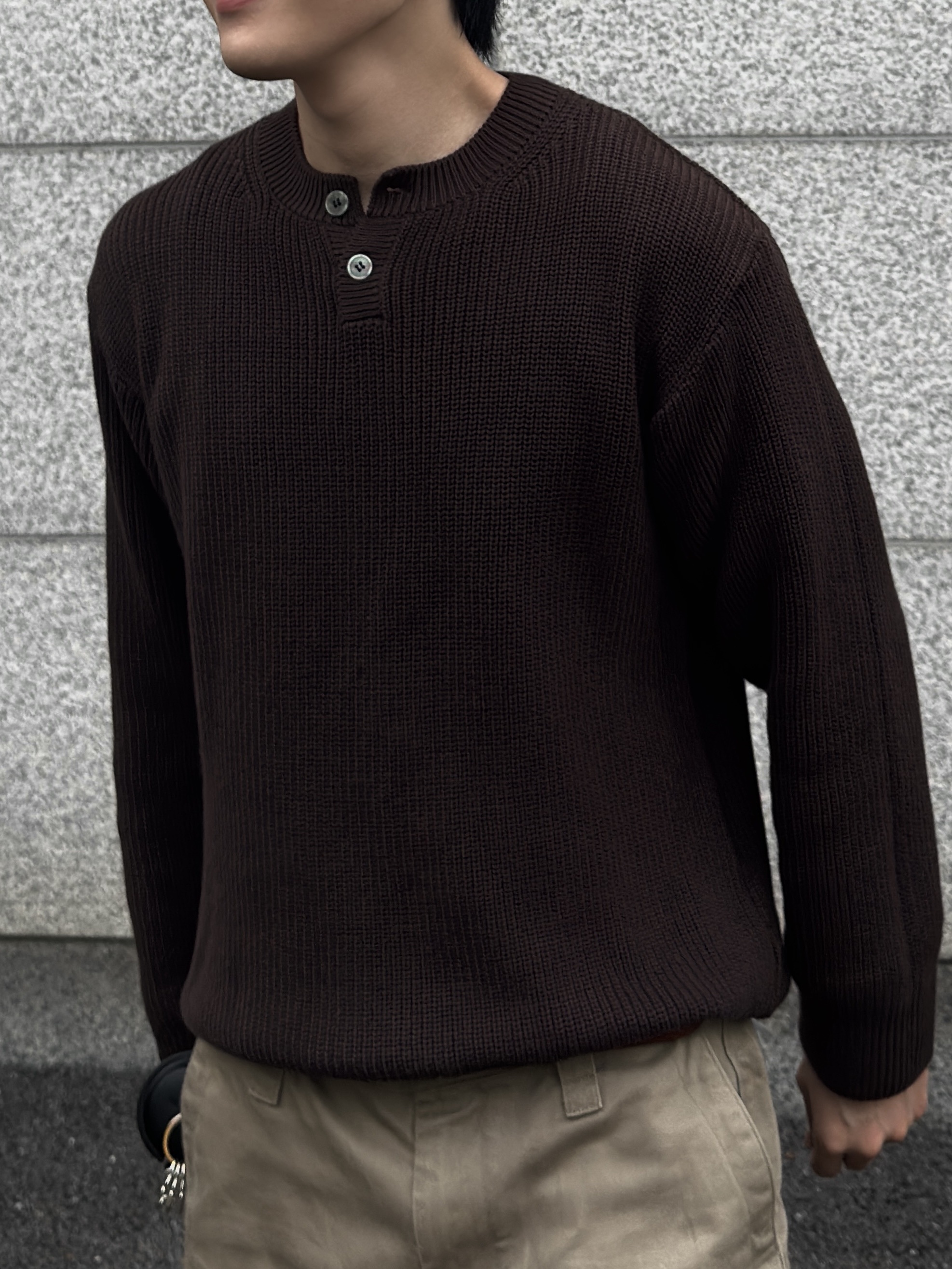 Knitted Cotton Henley Neck Waffle Knit Brown 착용 스타일 - 5