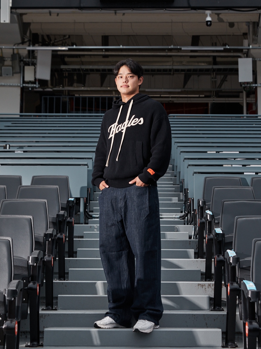 Satur x Hanwha Eagles Applique Knit Hoodie Black, Satur x Hanwha Eagles Lawton Souvenir Jacket Navy 착용 스타일 - 1
