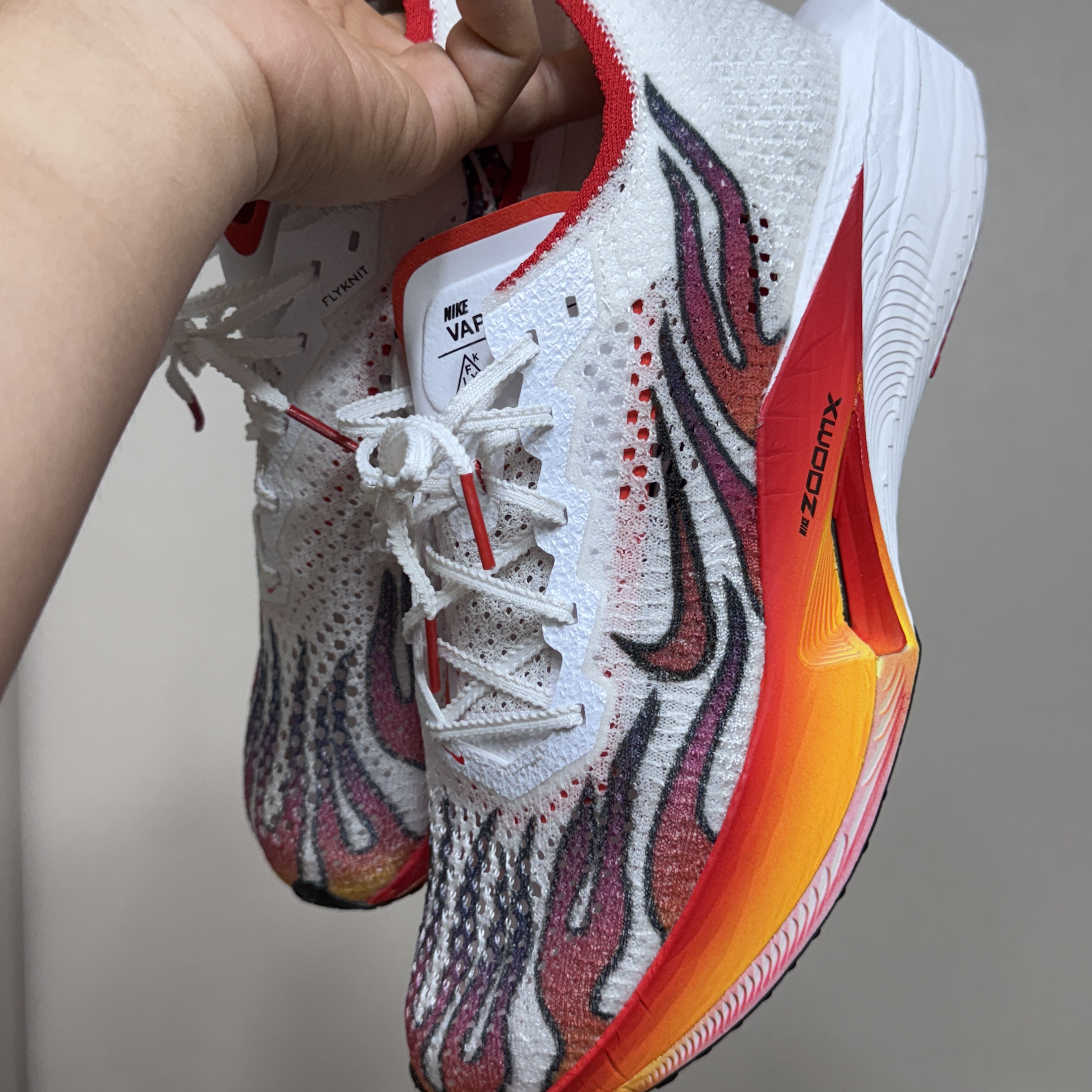 Nike ZoomX Vaporfly Next% 3 PRM White Habanero Red 착용 스타일 - 1