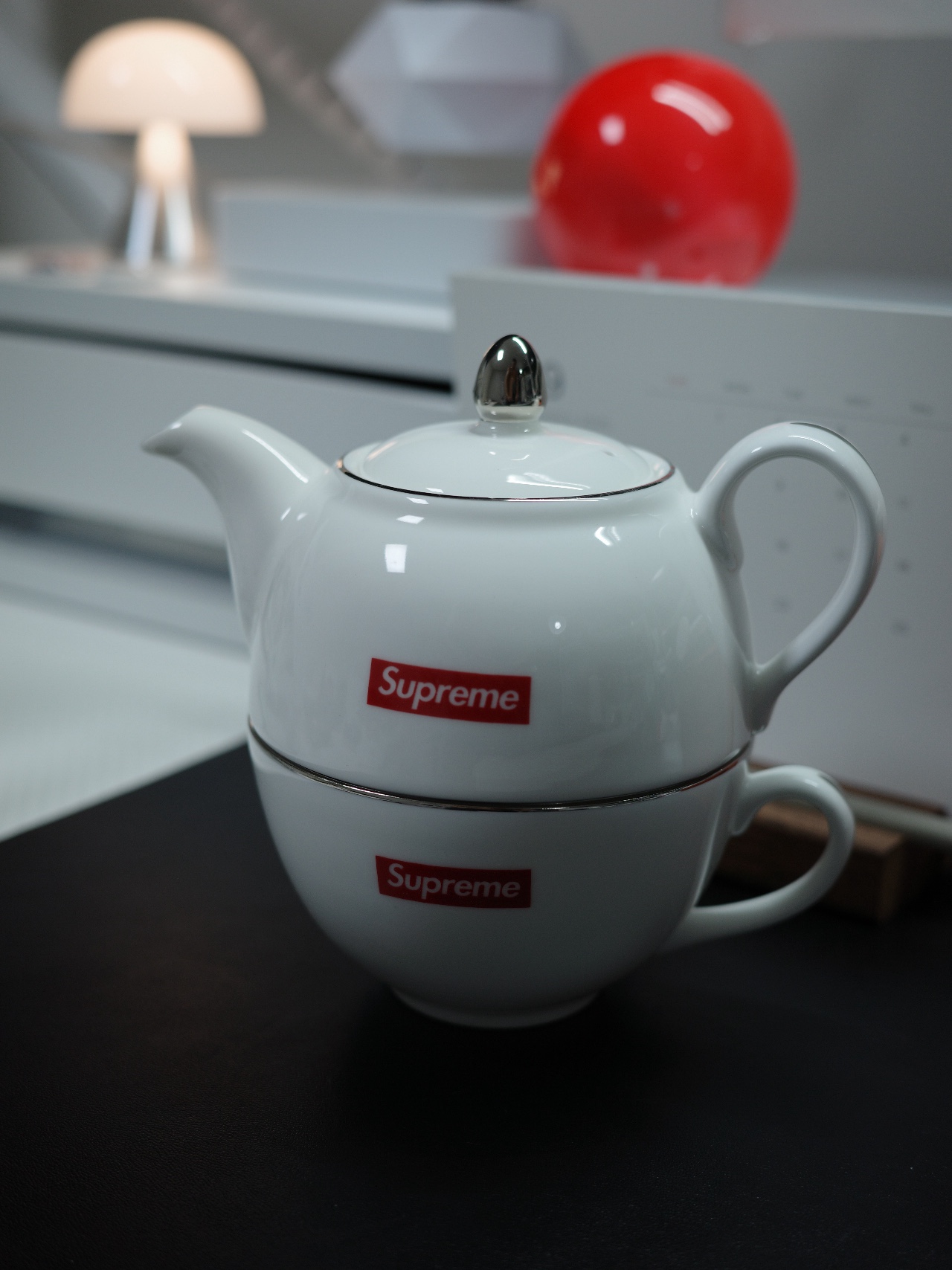 Supreme Tea Set White - 25FW 착용 스타일
