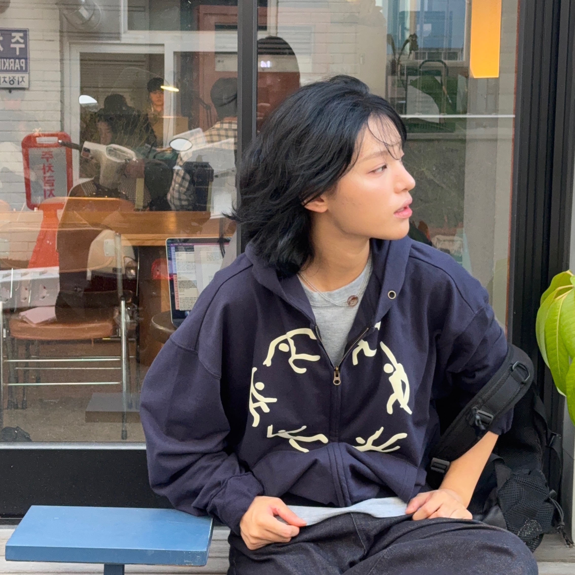 AMOU Dancing Circle Crop Hoodie Zip-Up Navy, AMOU Dancing Circle Crop Hoodie Zip-Up Brown 착용 스타일 - 4
