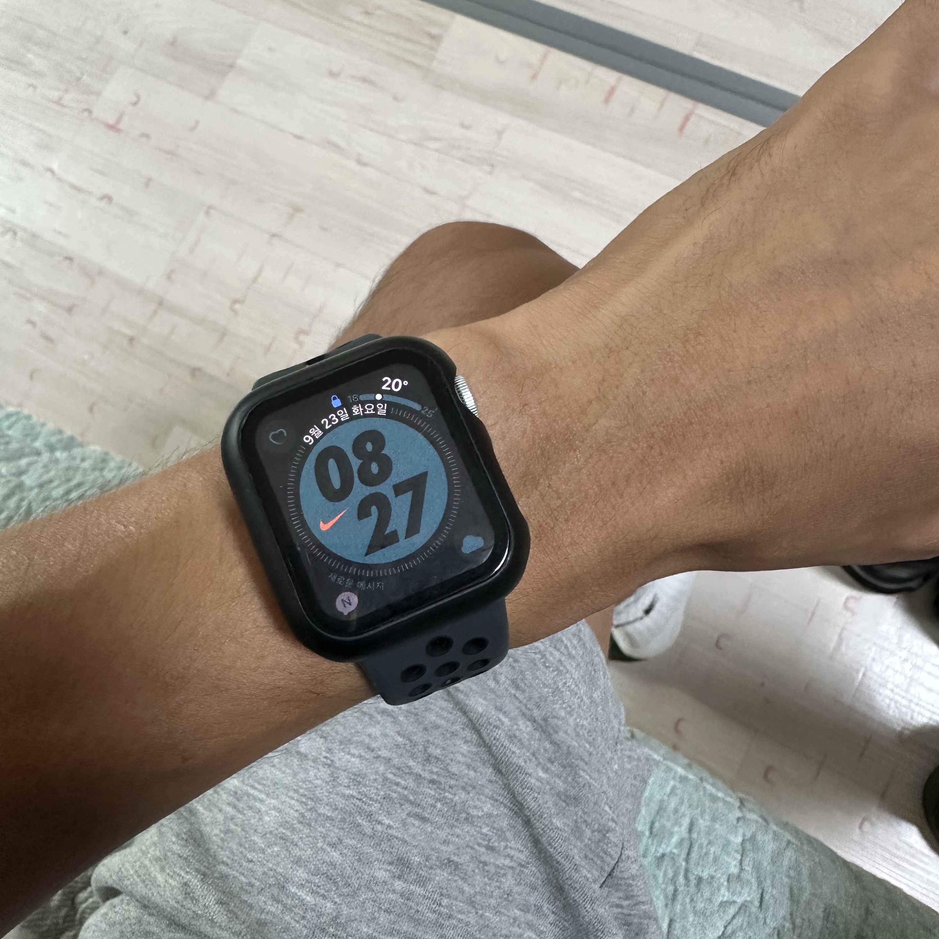 Apple Watch SE 2024 40mm GPS Silver Aluminium Case with Sport Band S/M Denim (Korean Ver.) 착용 스타일