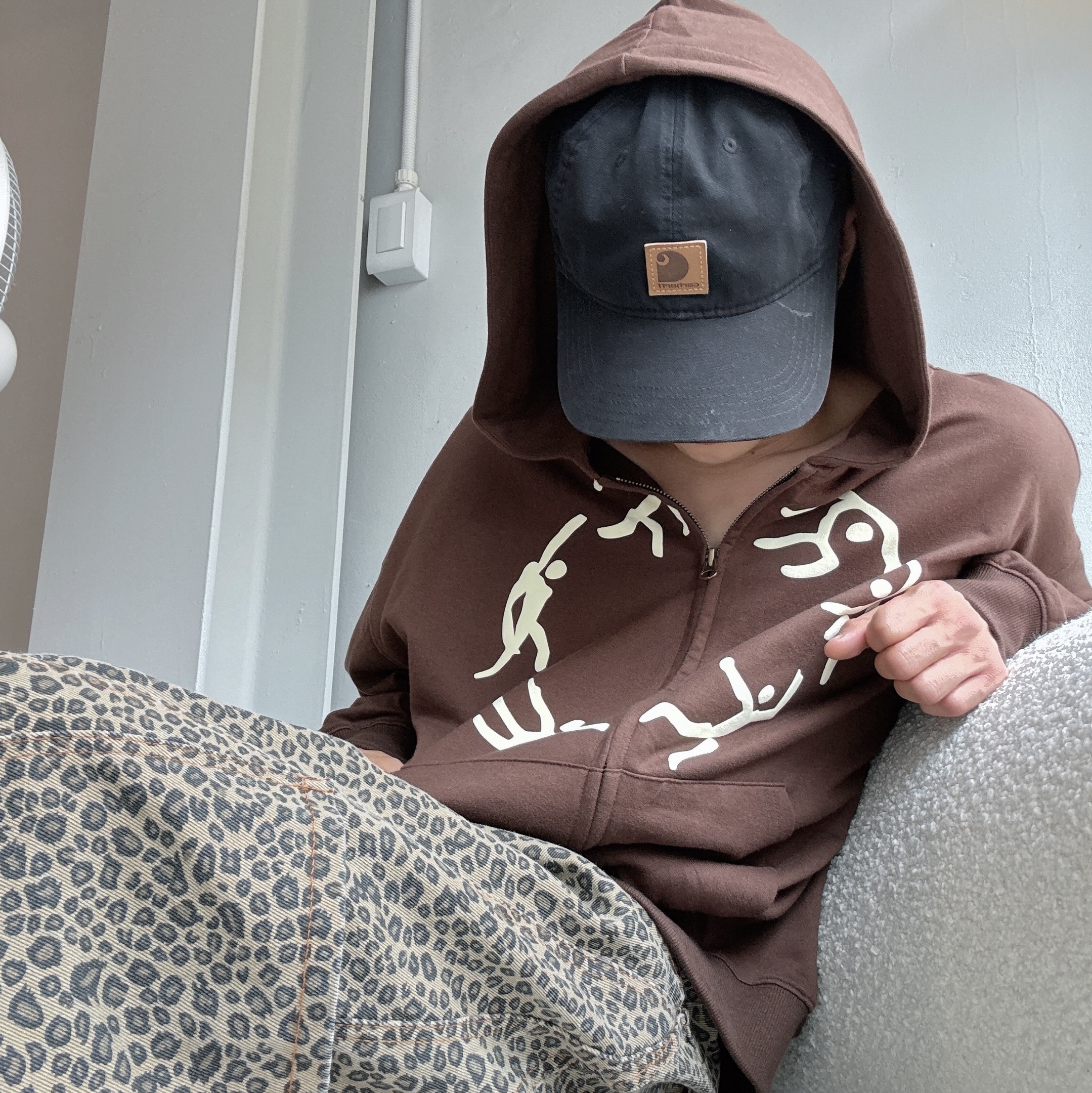 AMOU Dancing Circle Crop Hoodie Zip-Up Brown, AMOU Dancing Circle Crop Hoodie Zip-Up Navy 착용 스타일 - 4