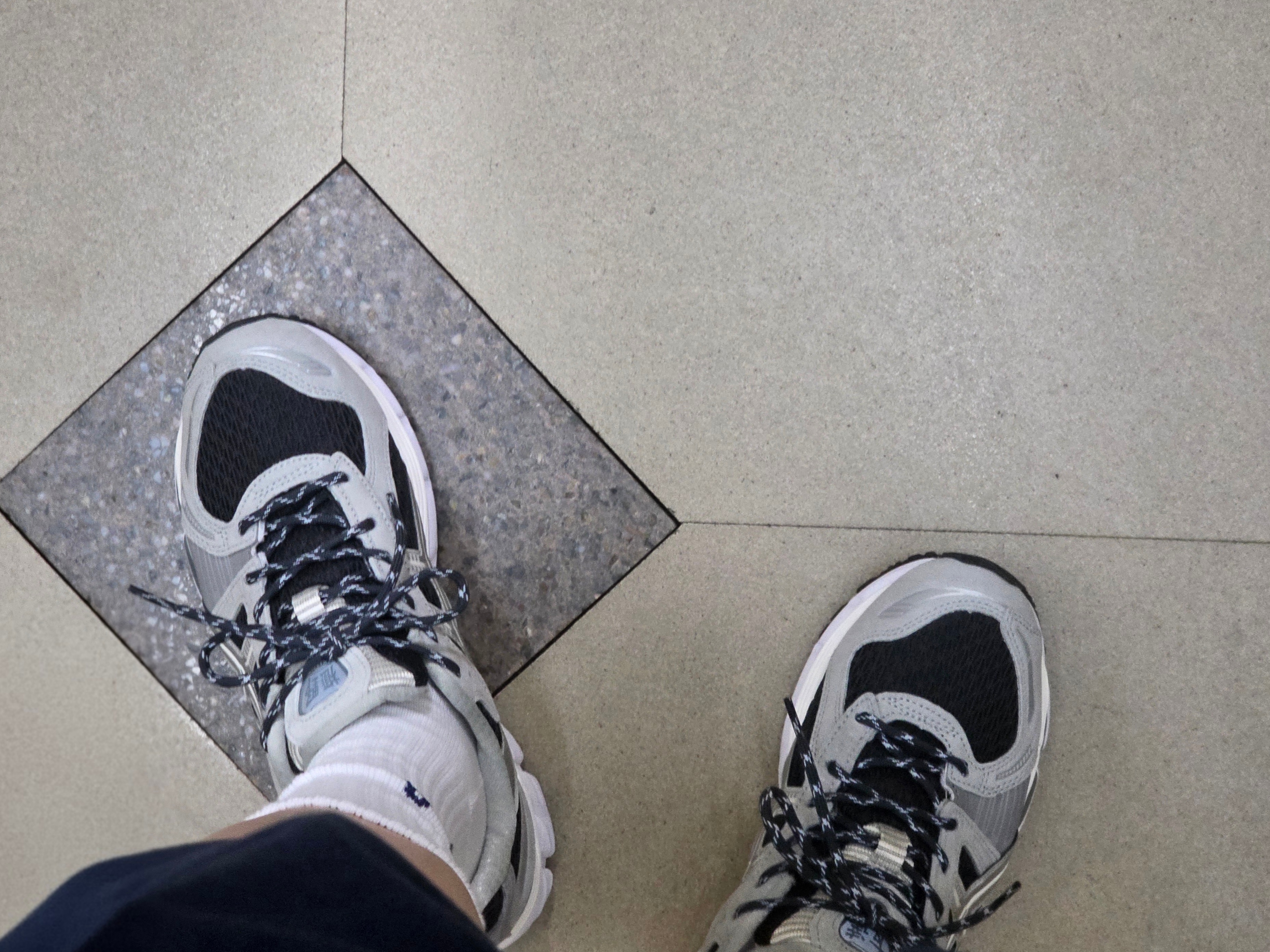 Asics x Kith Gel-Kayano 12.1 Peat Cream 착용 스타일 - 3