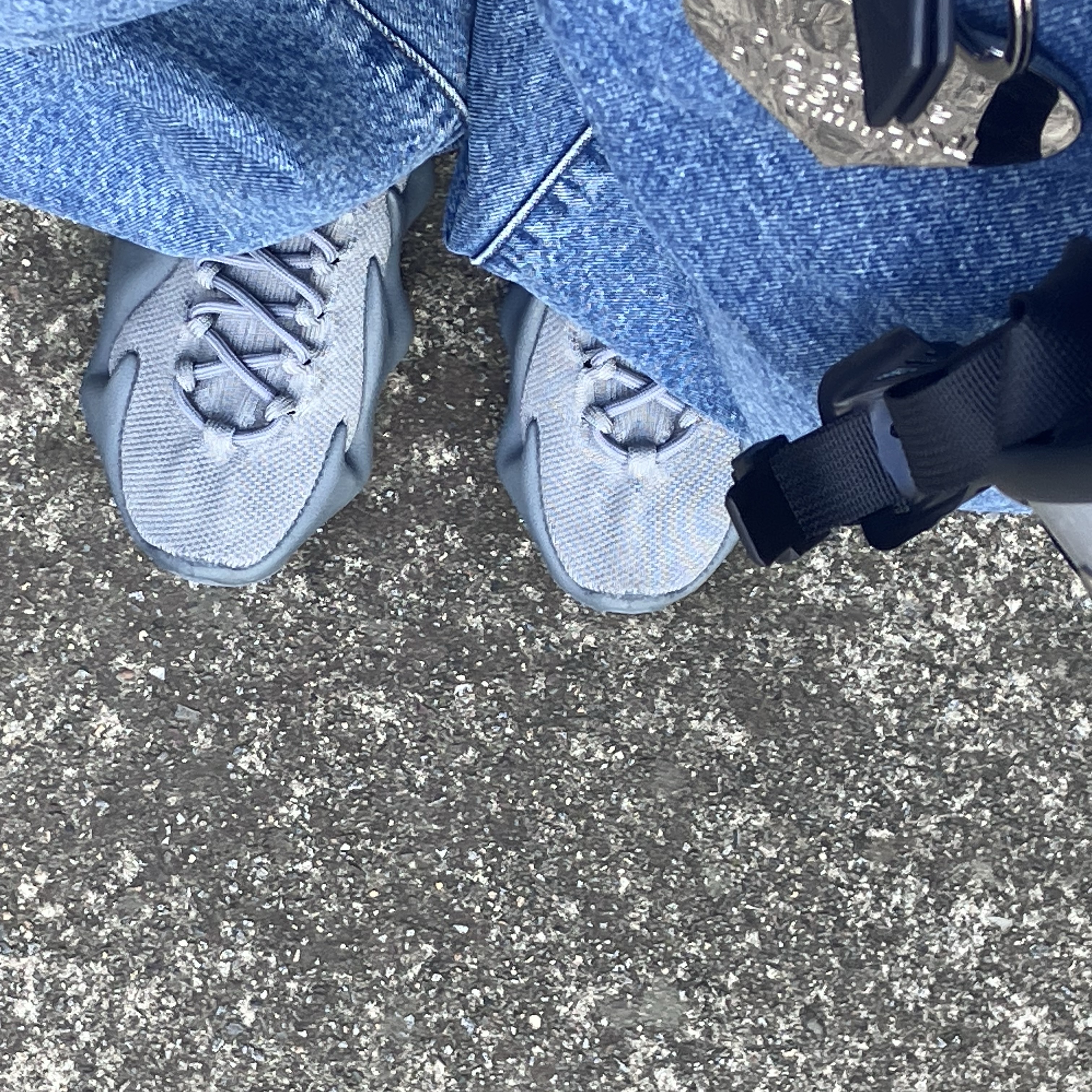 Adidas Yeezy 450 Stone Marine, Vivienne Westwood Mirror Heart Orb Keyring Black 착용 스타일 - 3