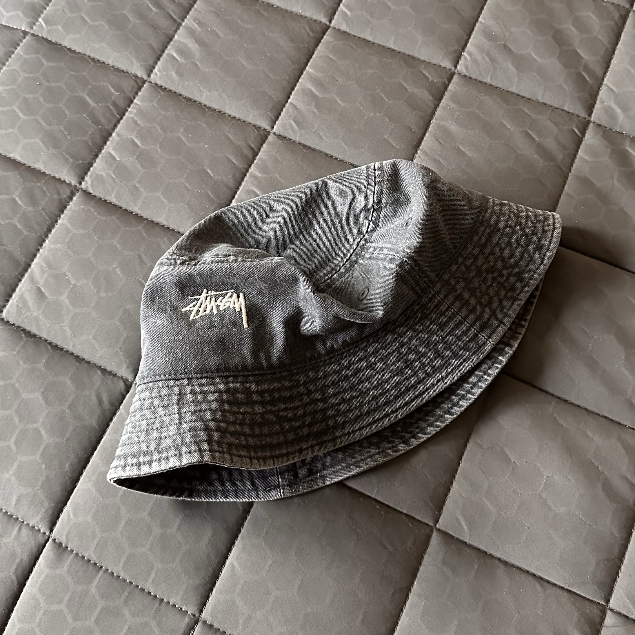 Stussy Washed Stock Bucket Hat Charcoal 착용 스타일