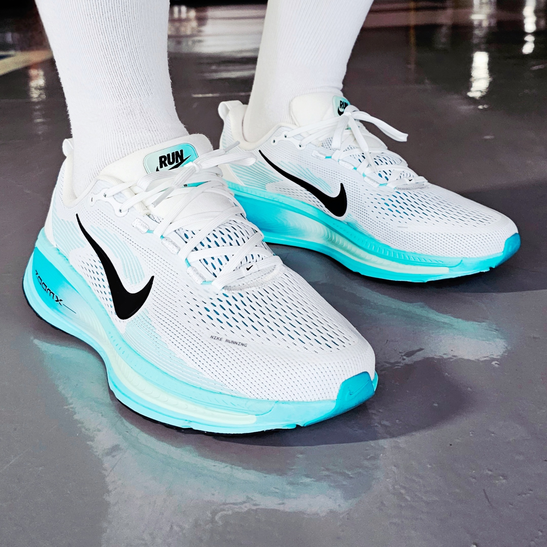 Nike Vomero 18 Summit White Dusty Cactus 착용 스타일 - 2