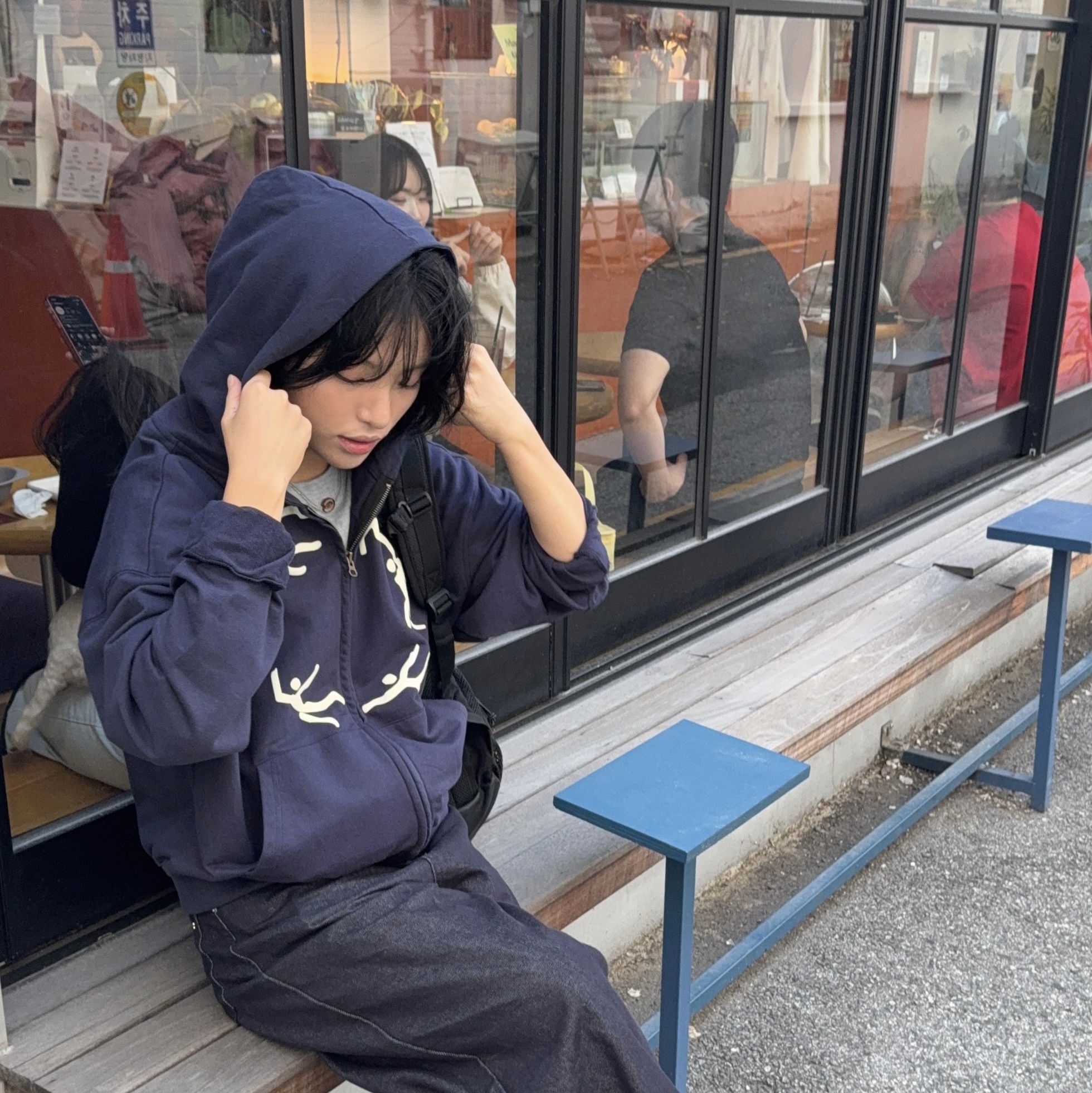 AMOU Dancing Circle Crop Hoodie Zip-Up Navy, AMOU Dancing Circle Crop Hoodie Zip-Up Brown 착용 스타일 - 5