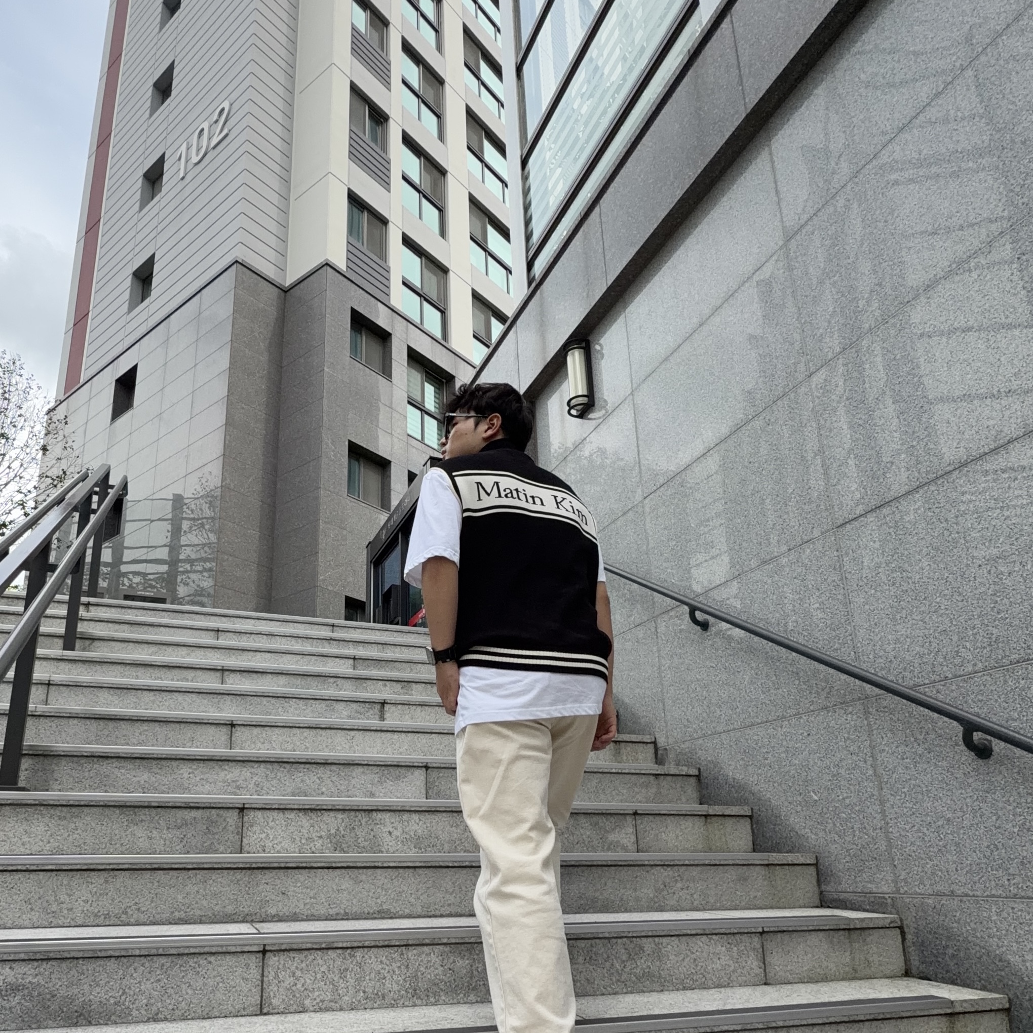 (W) Matin Kim Spell Point Stripe Knit Vest Black, (W) Matin Kim MS129 Sneakers Ivory 착용 스타일 - 3