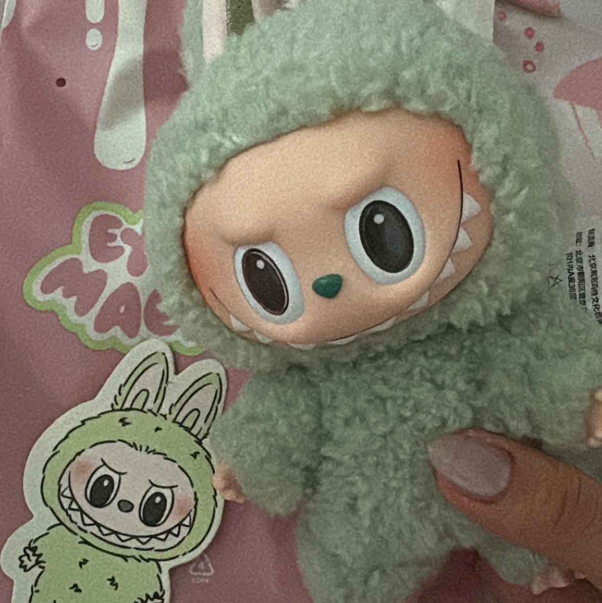 Pop Mart The Monsters Labubu Tasty Macarons Series Sealed Case (1 Blind Box) 착용 스타일