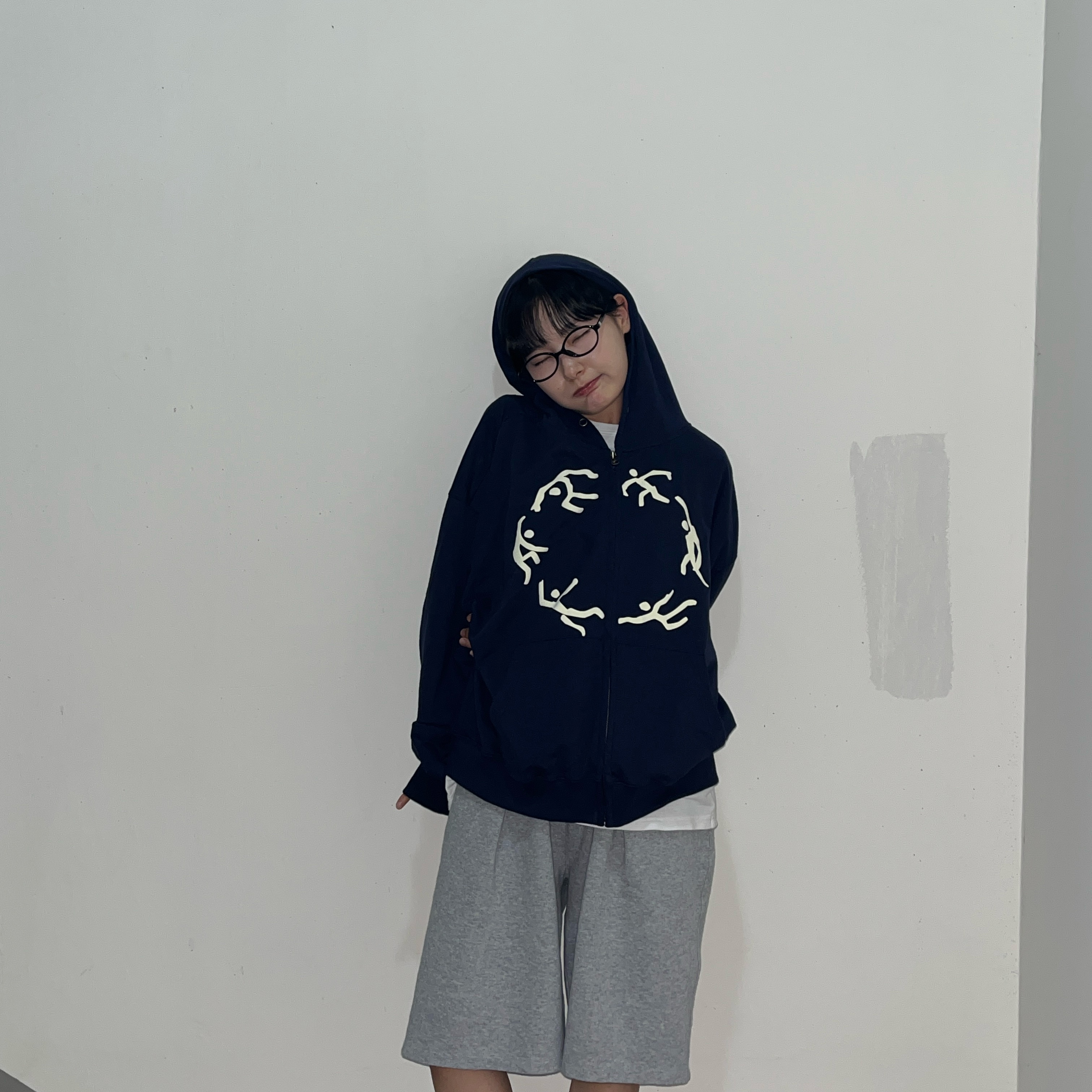 AMOU Dancing Circle Crop Hoodie Zip-Up Navy, AMOU Dancing Circle Crop Hoodie Zip-Up Brown 착용 스타일 - 4