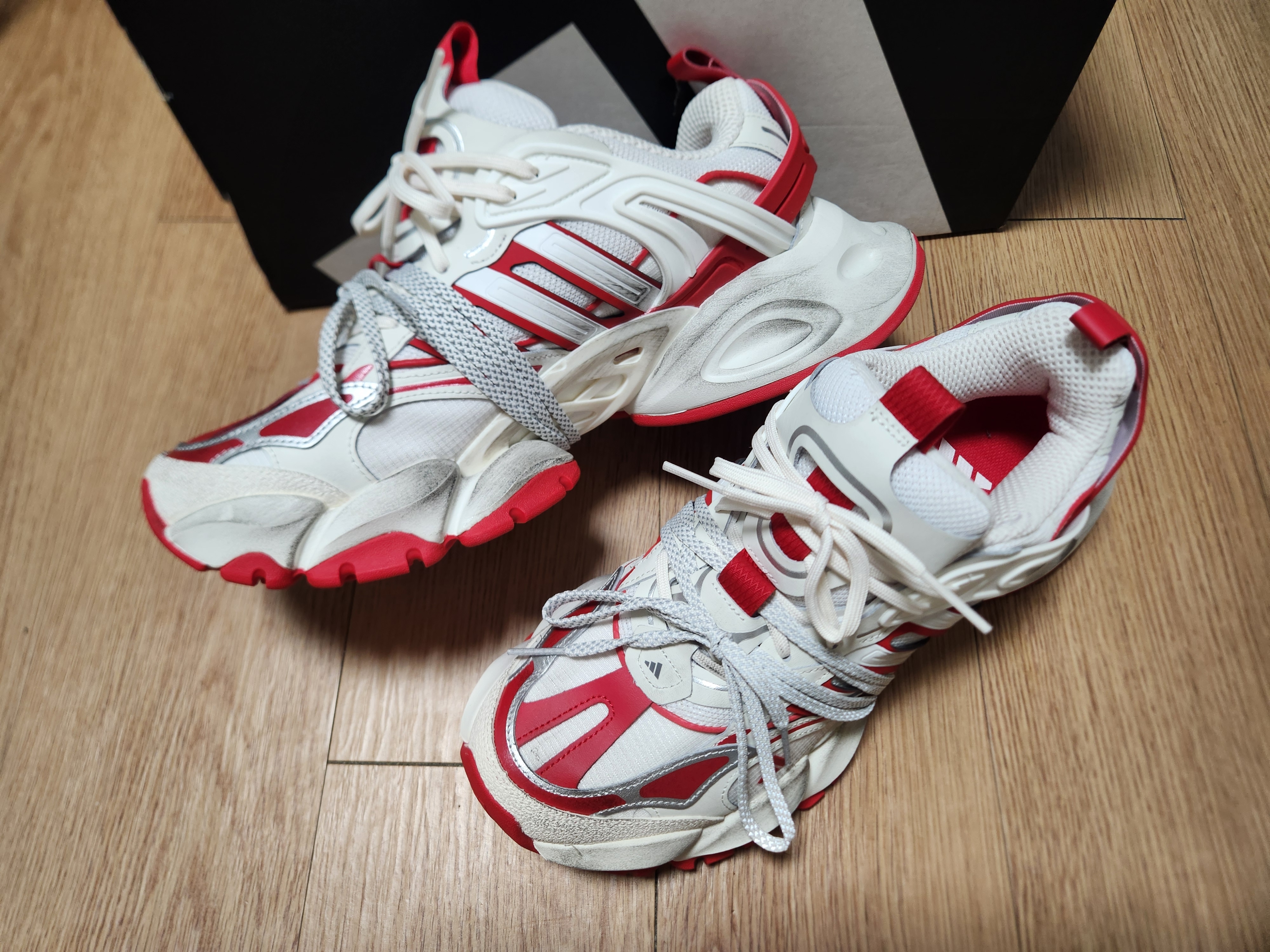 Adidas Vento XLG Deluxe Sneakers White Red 착용 스타일 - 2