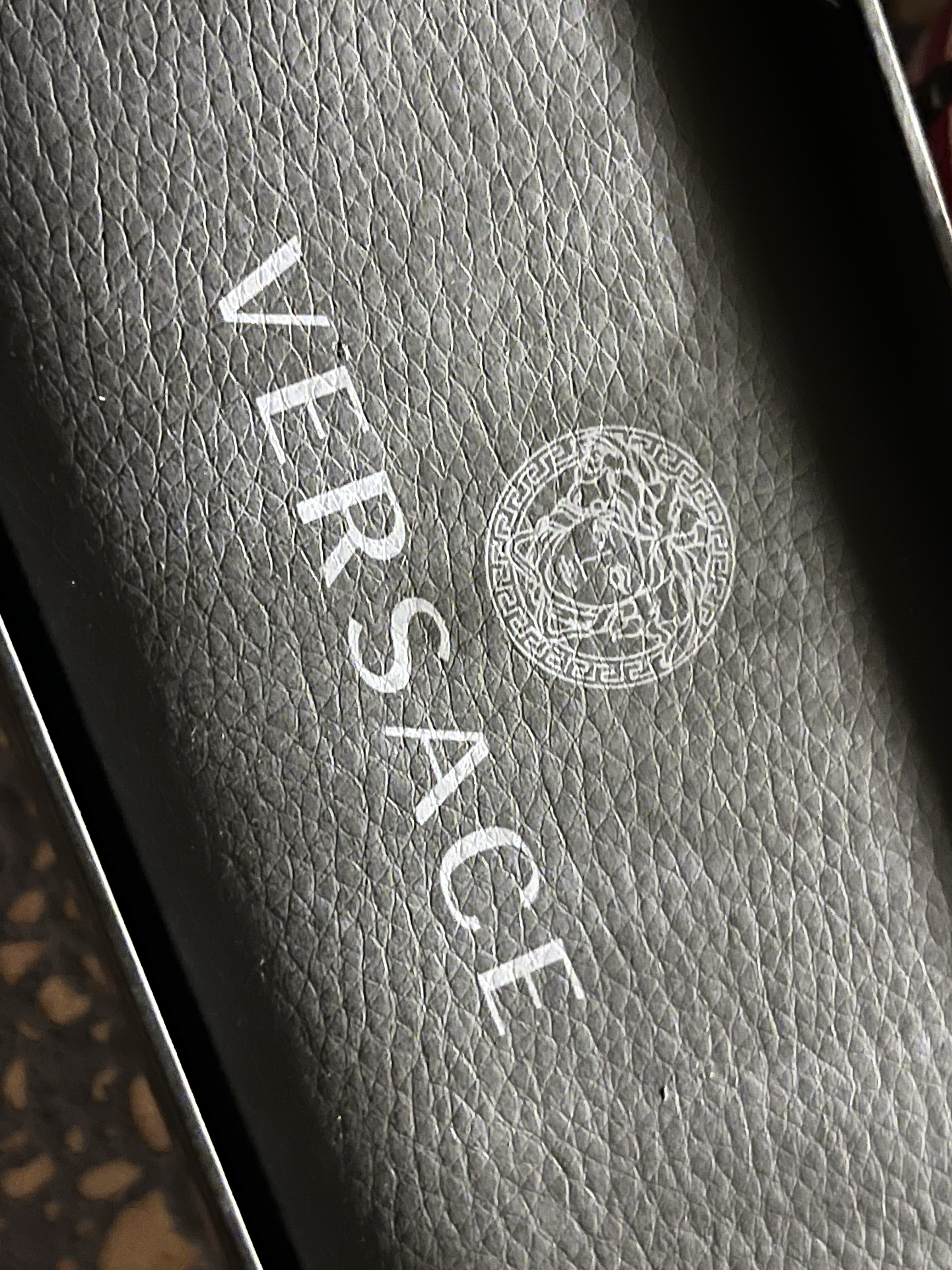 Versace Logo Necklace Gold 착용 스타일 - 2