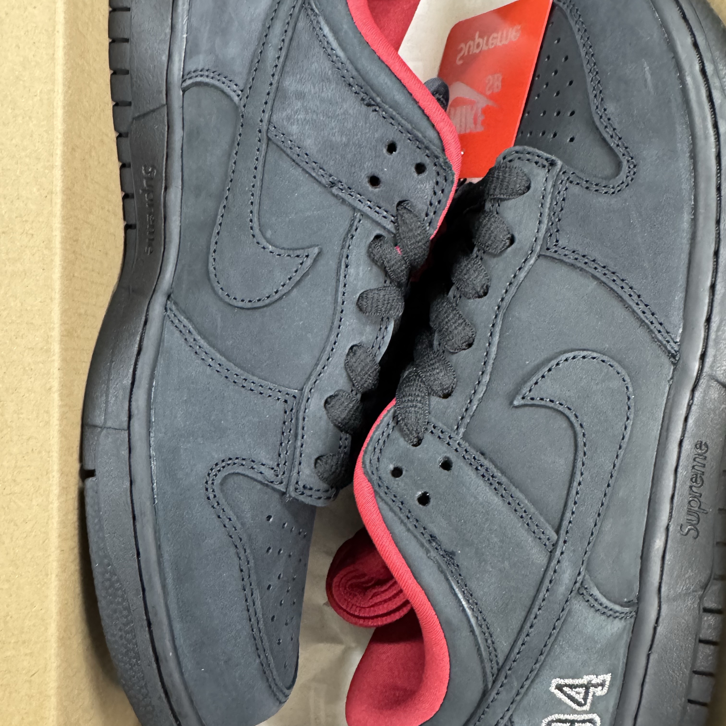 Nike x Supreme SB Dunk Low Black 착용 스타일