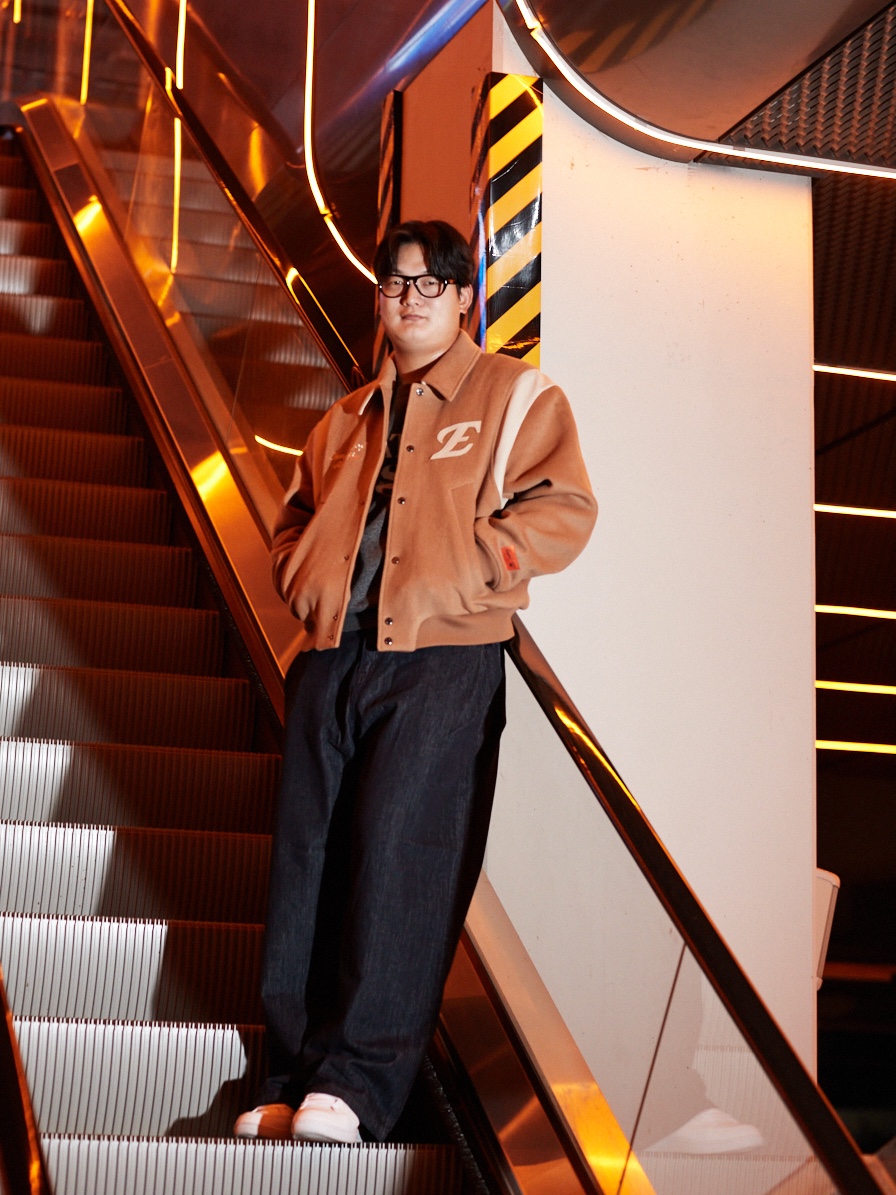 Satur x Hanwha Eagles Percy Wool Varsity Jacket Navy, Satur x Hanwha Eagles Percy Wool Varsity Jacket Brown 착용 스타일 - 3