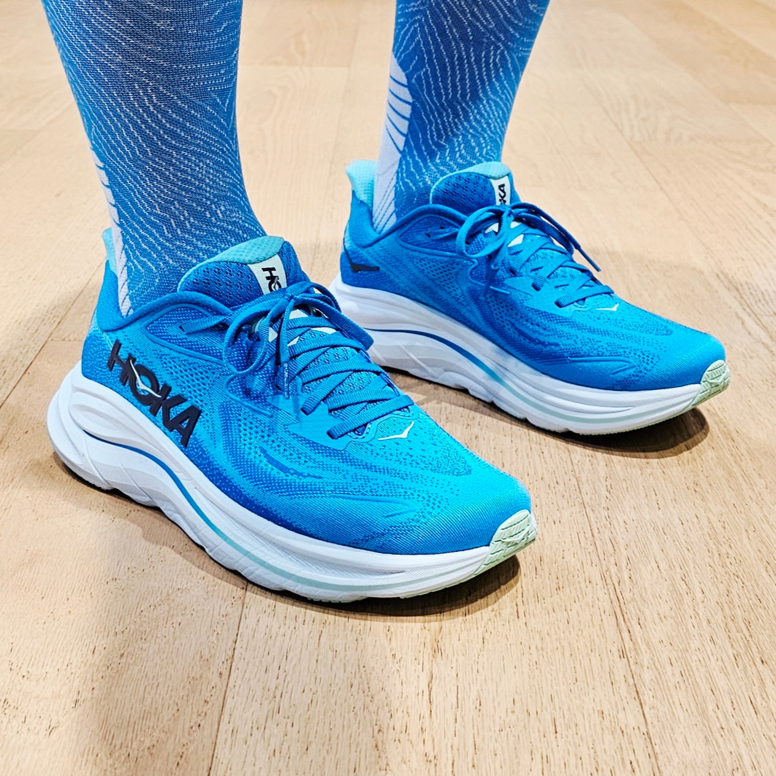 Hoka Clifton 10 Blue Skyward Blue - Wide 착용 스타일