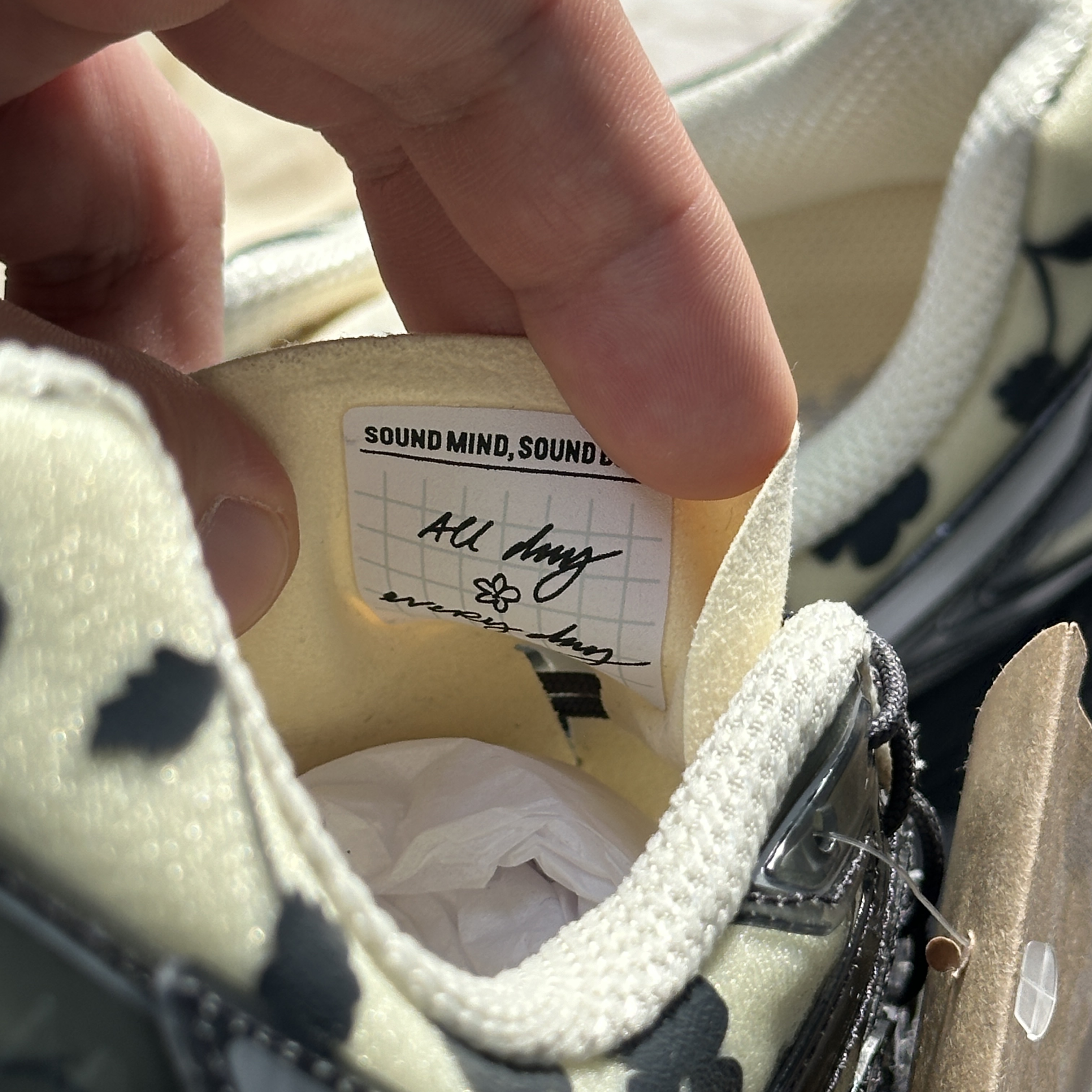 Asics x Cecilie Bahnsen Gel-Cumulus 16 Black Yellow 착용 스타일 - 2