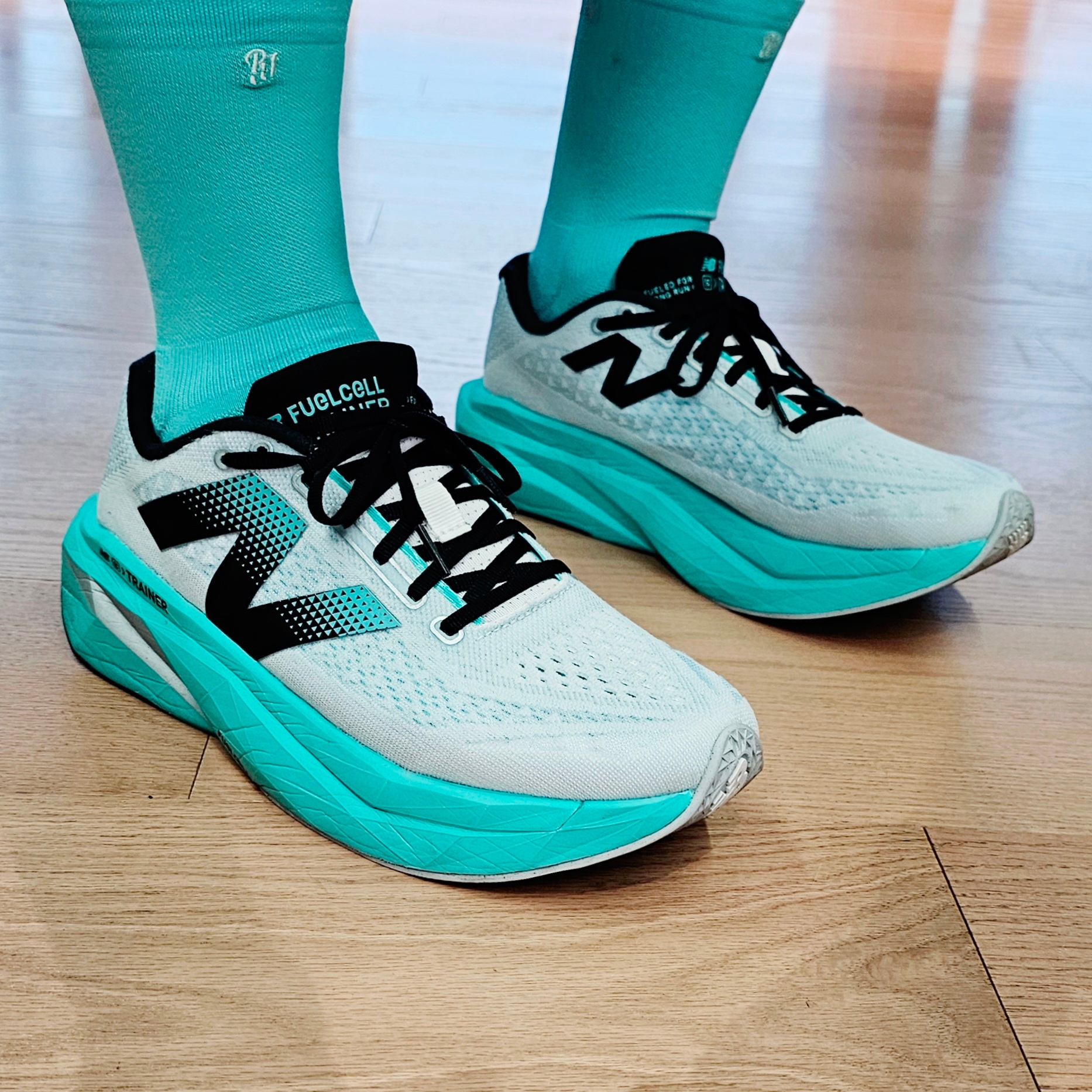 New Balance FuelCell Supercomp Trainer v3 White Cyber Jade - 2E Wide 착용 스타일