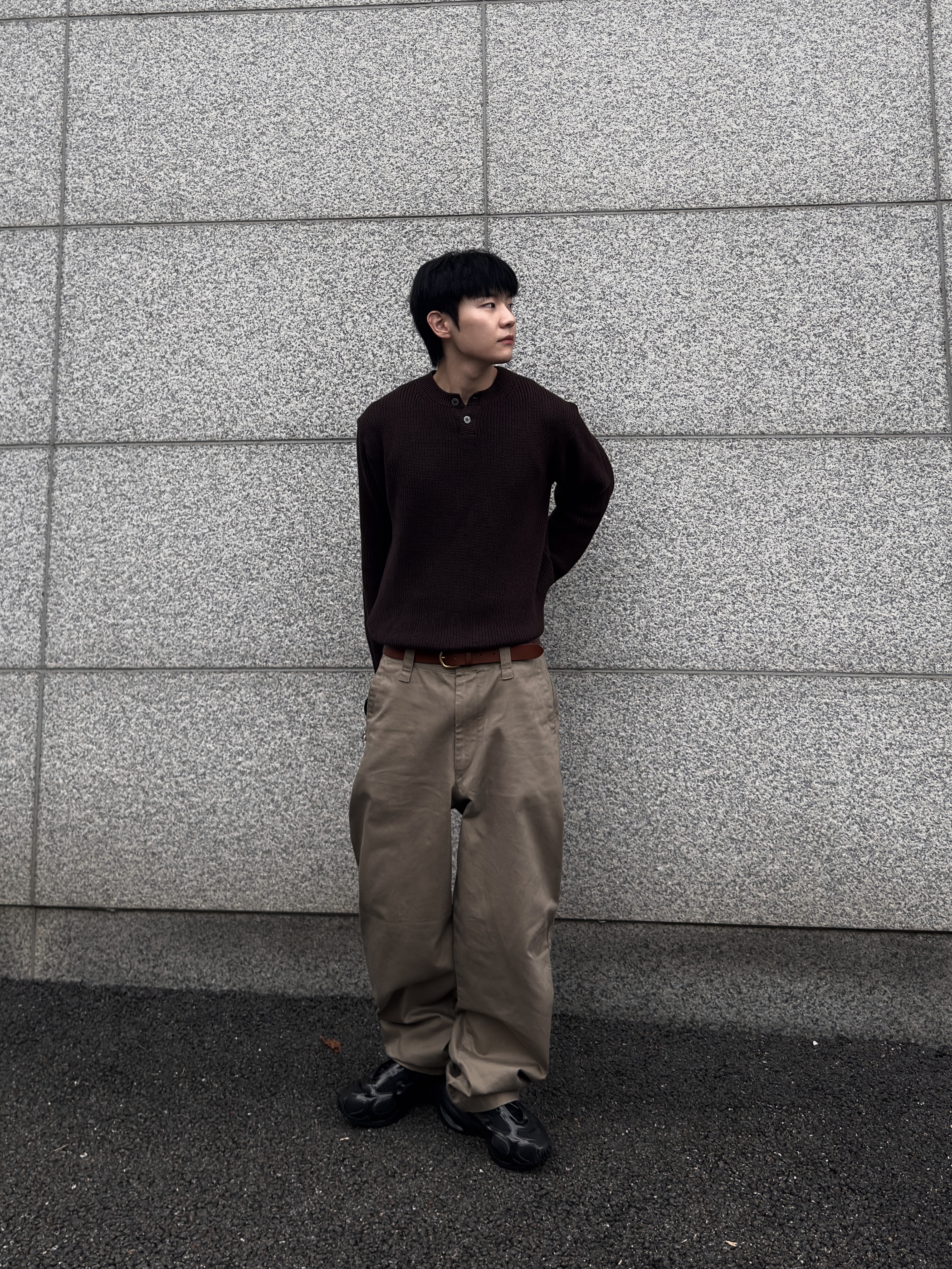 Knitted Cotton Henley Neck Waffle Knit Brown 착용 스타일 - 1